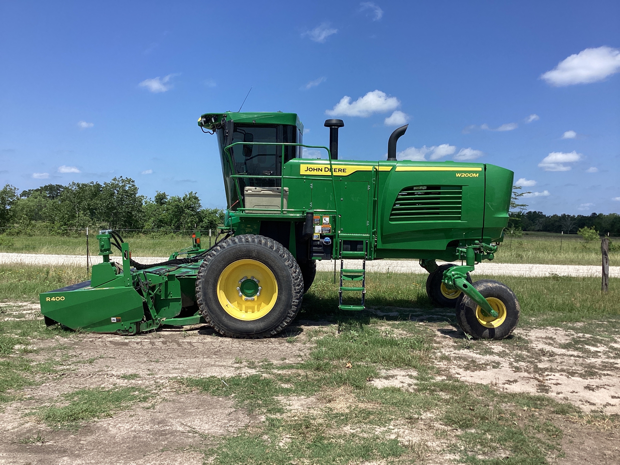 2022 John Deere W200M Image 1