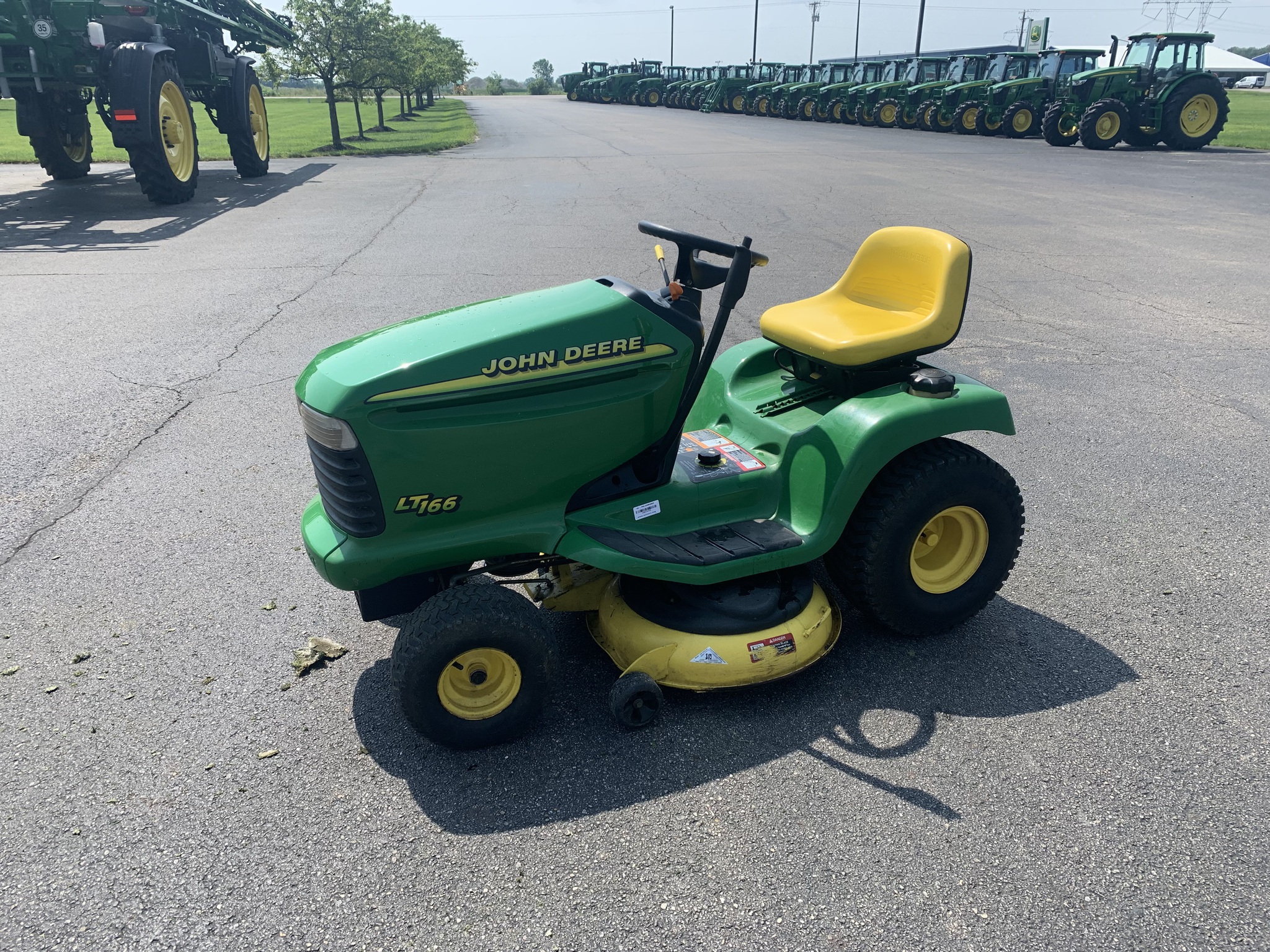 2000 John Deere LT166 Image 2