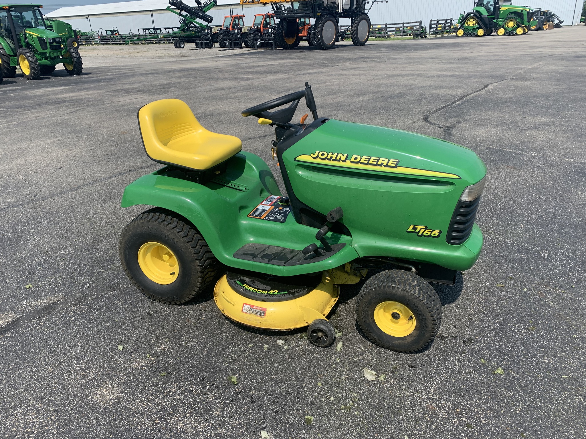 2000 John Deere LT166 Image 1