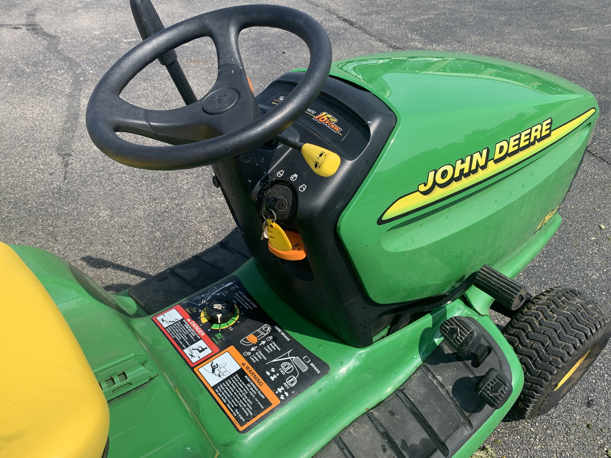 2000 John Deere LT166 Image 8