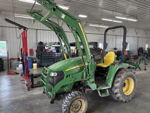 Photo of 2006 John Deere 3520
