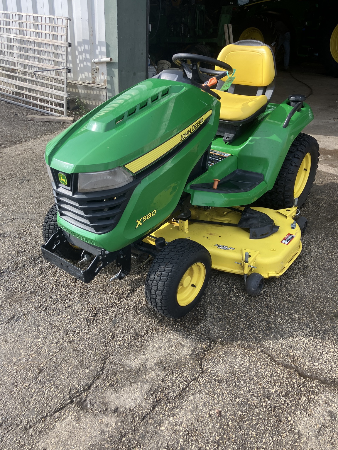 2018 John Deere X580 Image 2