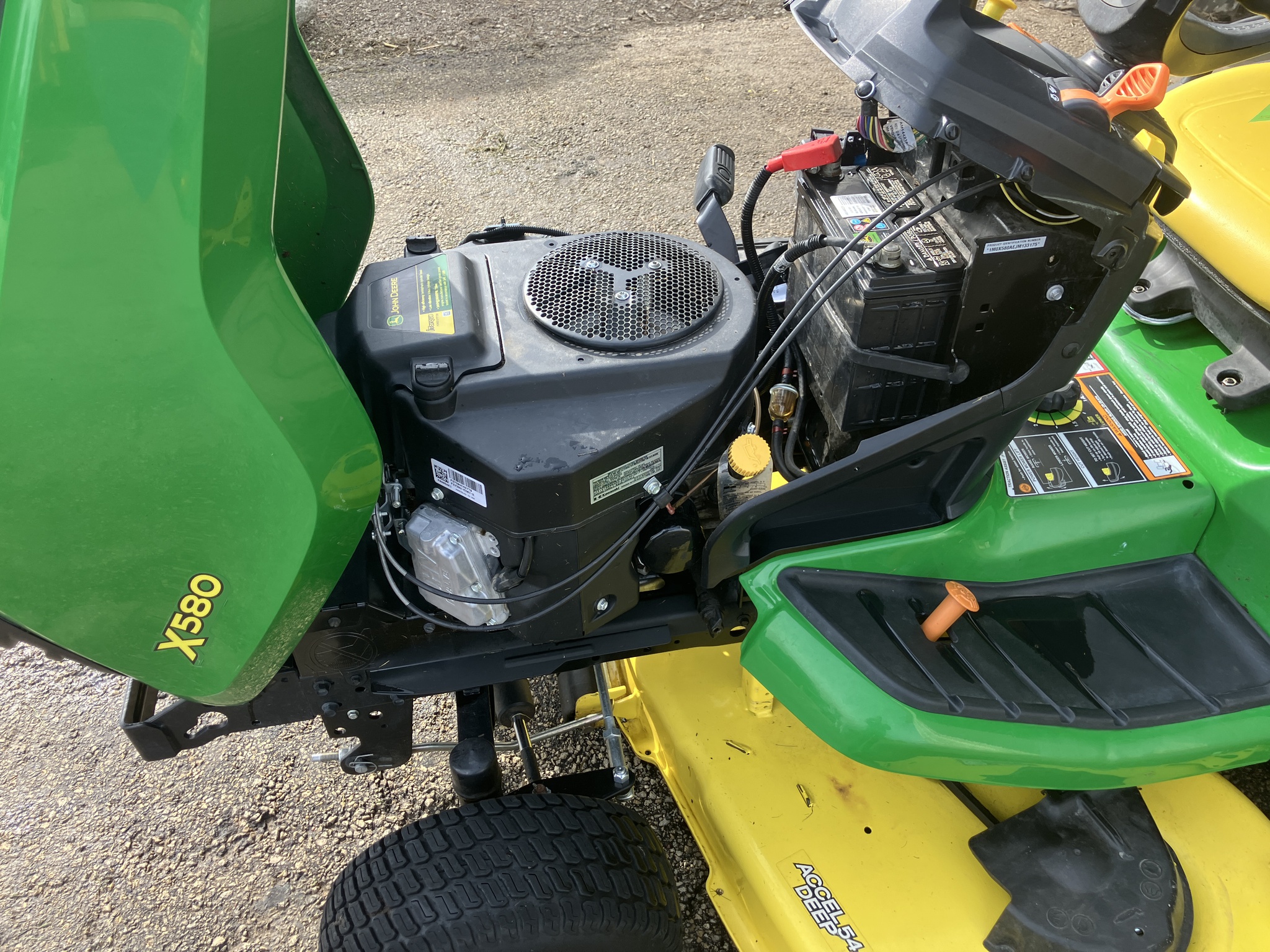 2018 John Deere X580 Image 6