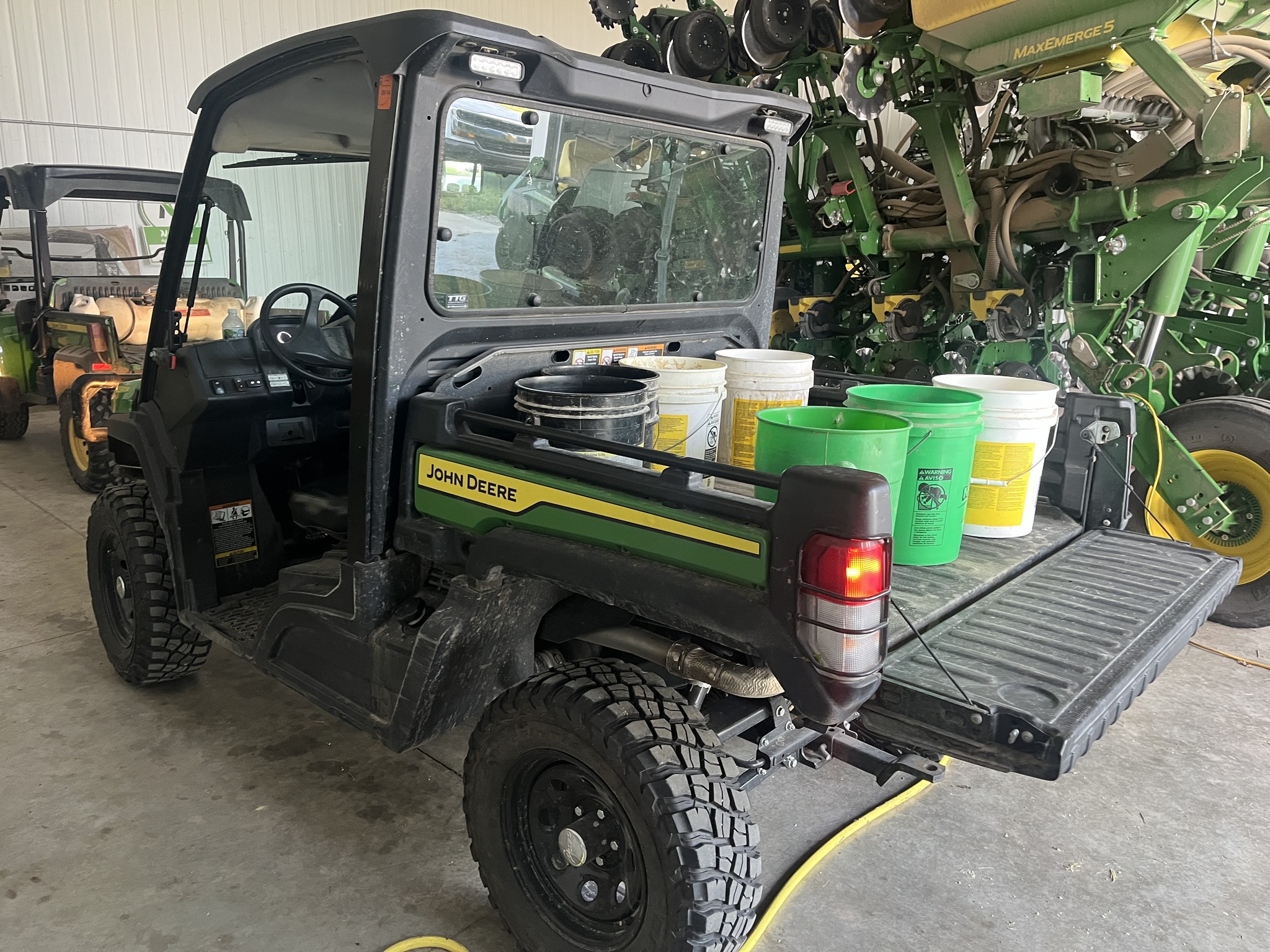 2023 John Deere XUV 835M Image 2