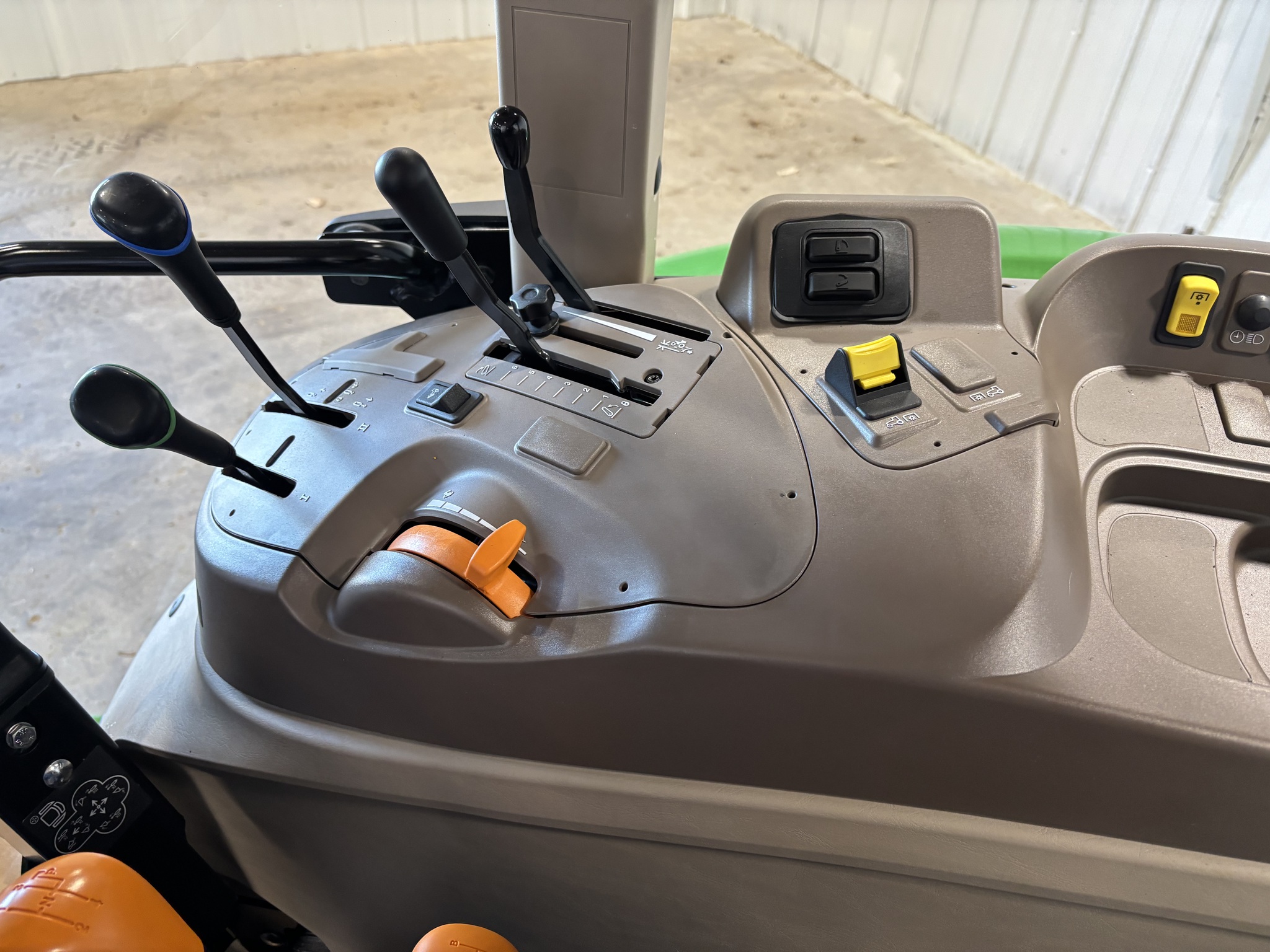 2025 John Deere 5075E Image 7