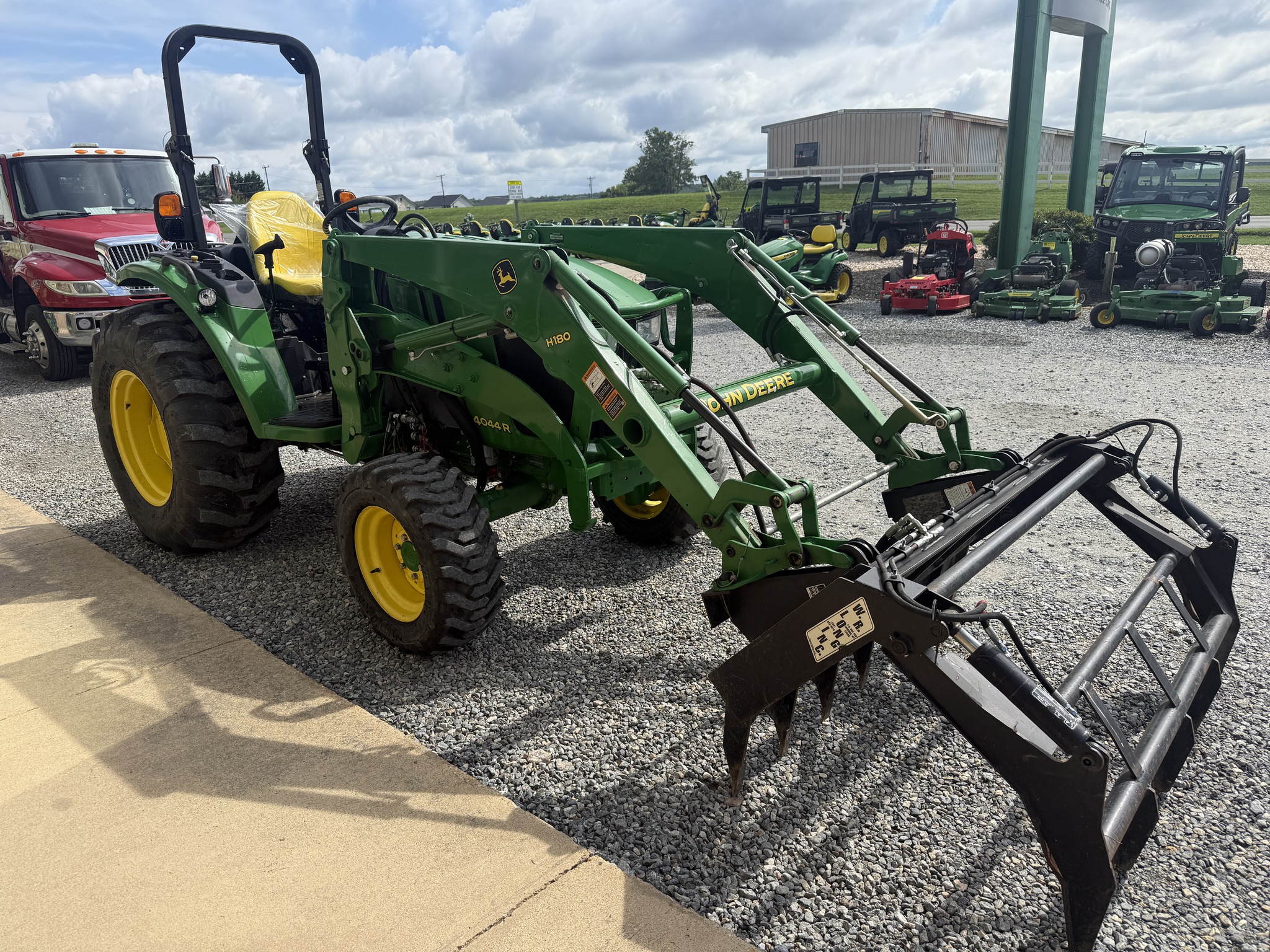 2015 John Deere 4044R Image 4