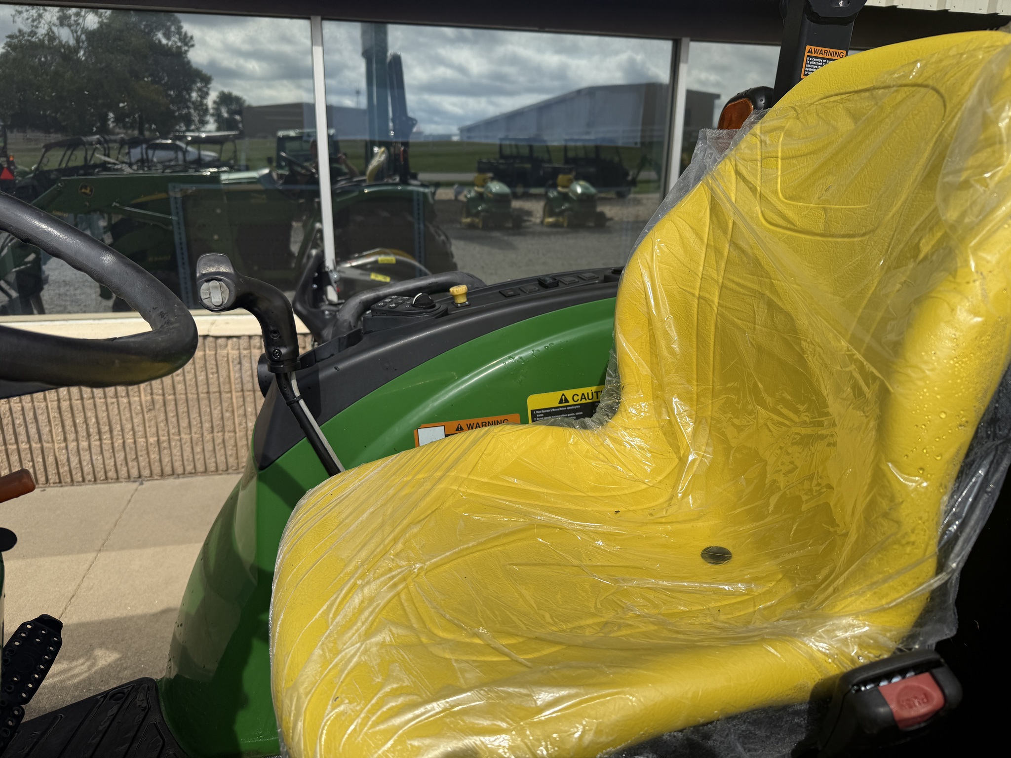 2015 John Deere 4044R Image 2