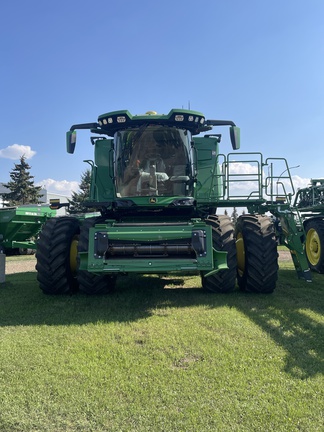 Used 2025 John Deere X9 1100 Combines at Horizon Ag & Turf in Westlock, AB - Photo3