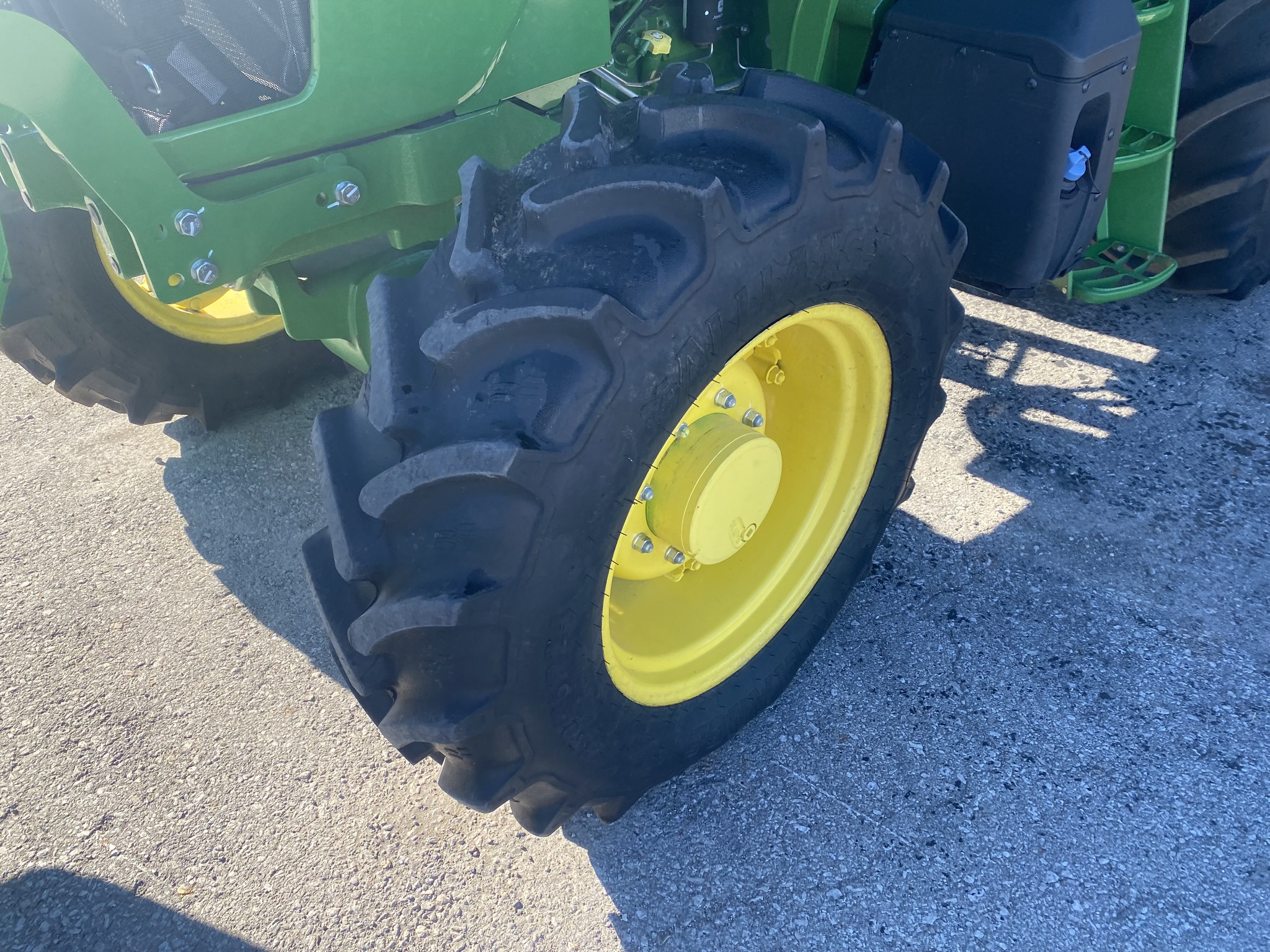 2023 John Deere 6120E Image 9