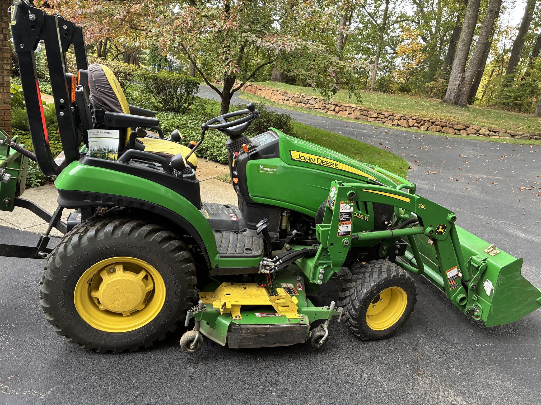 2019 John Deere 2025R Image 2