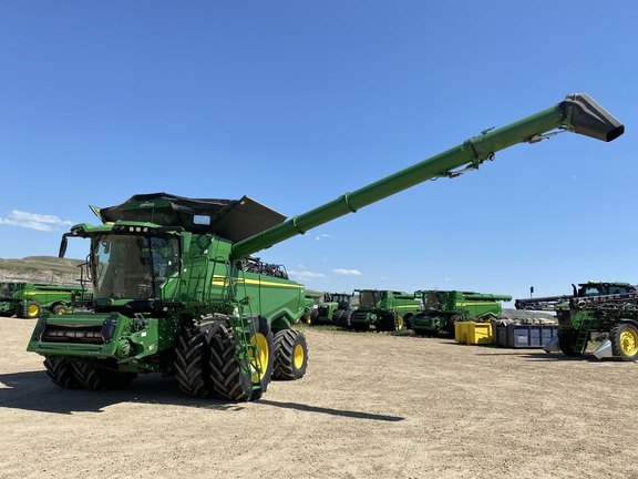 Photo of a 2023 John Deere X9 1100