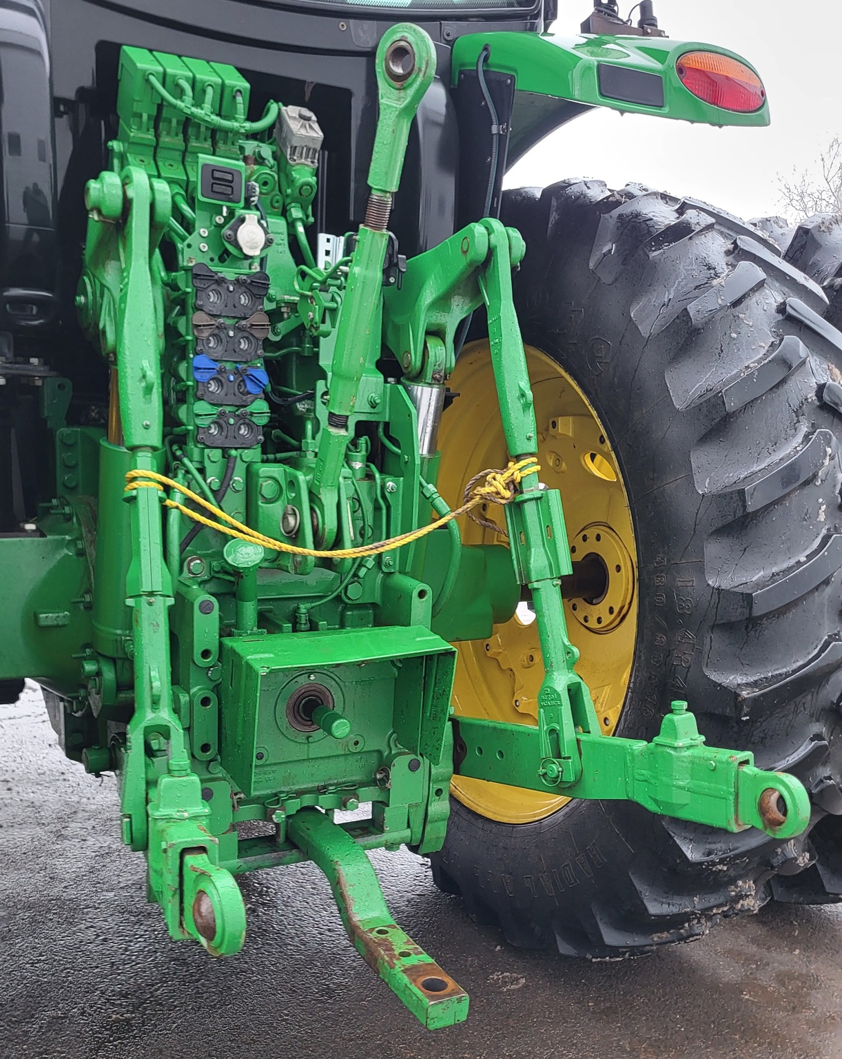 2019 John Deere 6215R Image 8