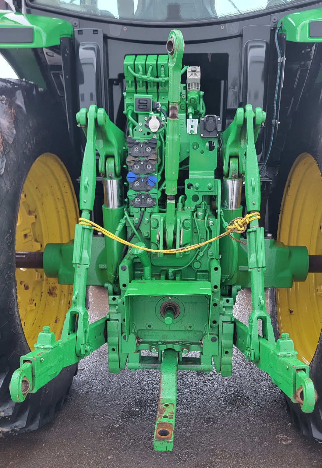 2019 John Deere 6215R Image 9