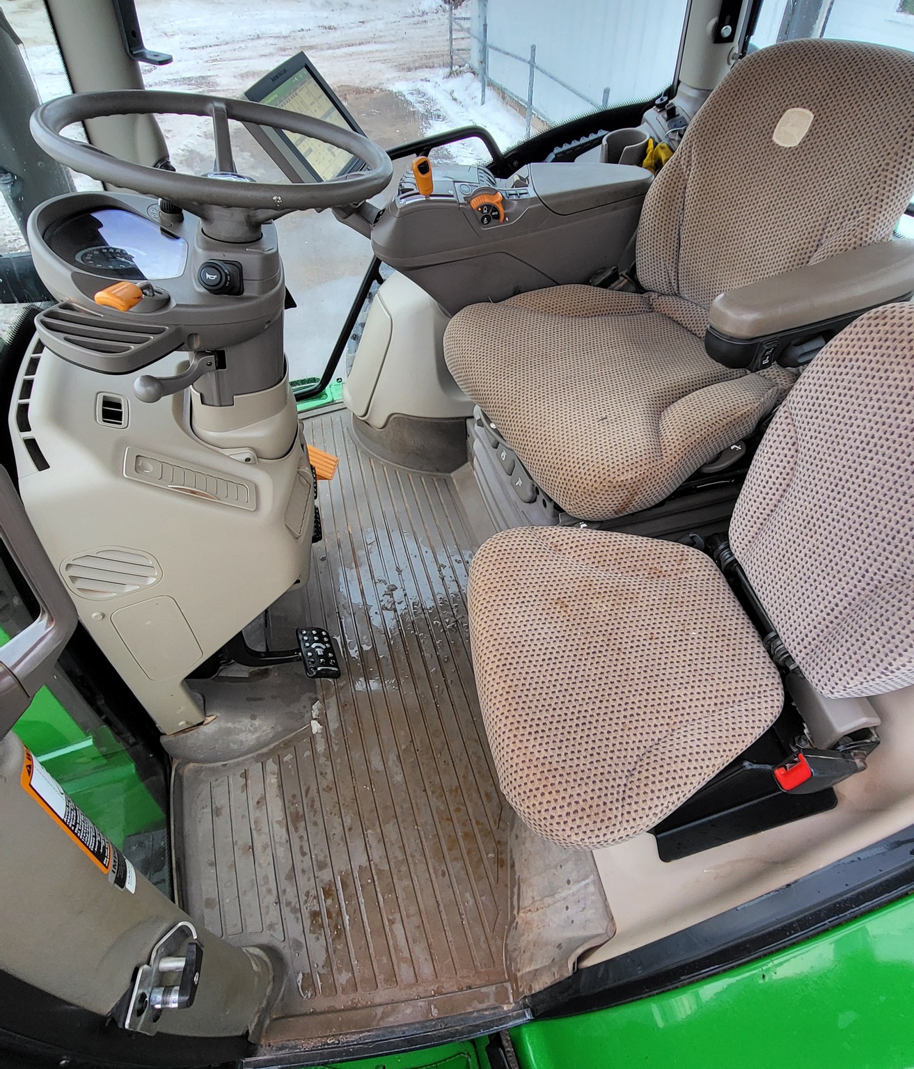 2019 John Deere 6215R Image 12