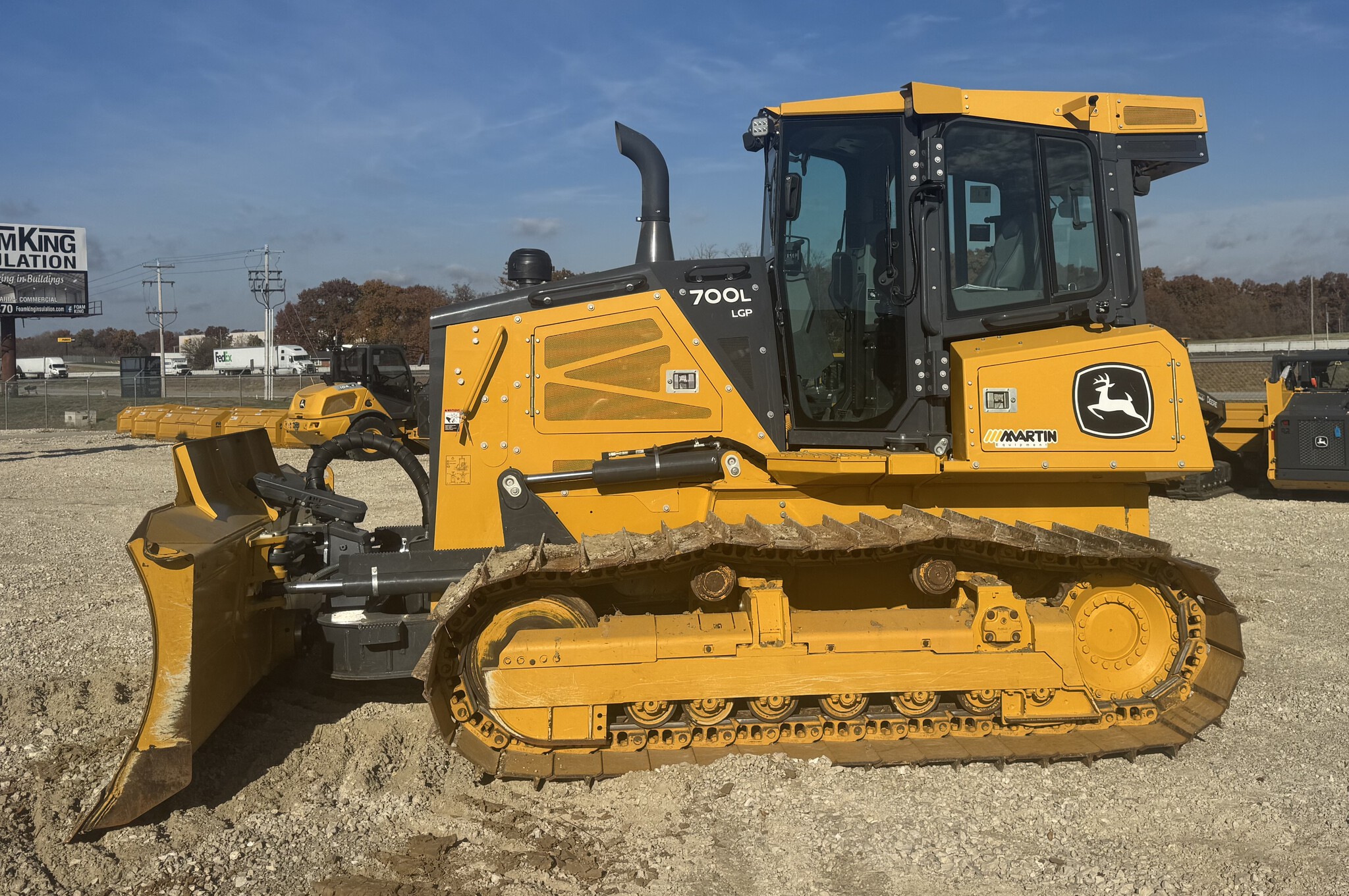 2023 John Deere 700L Image 1