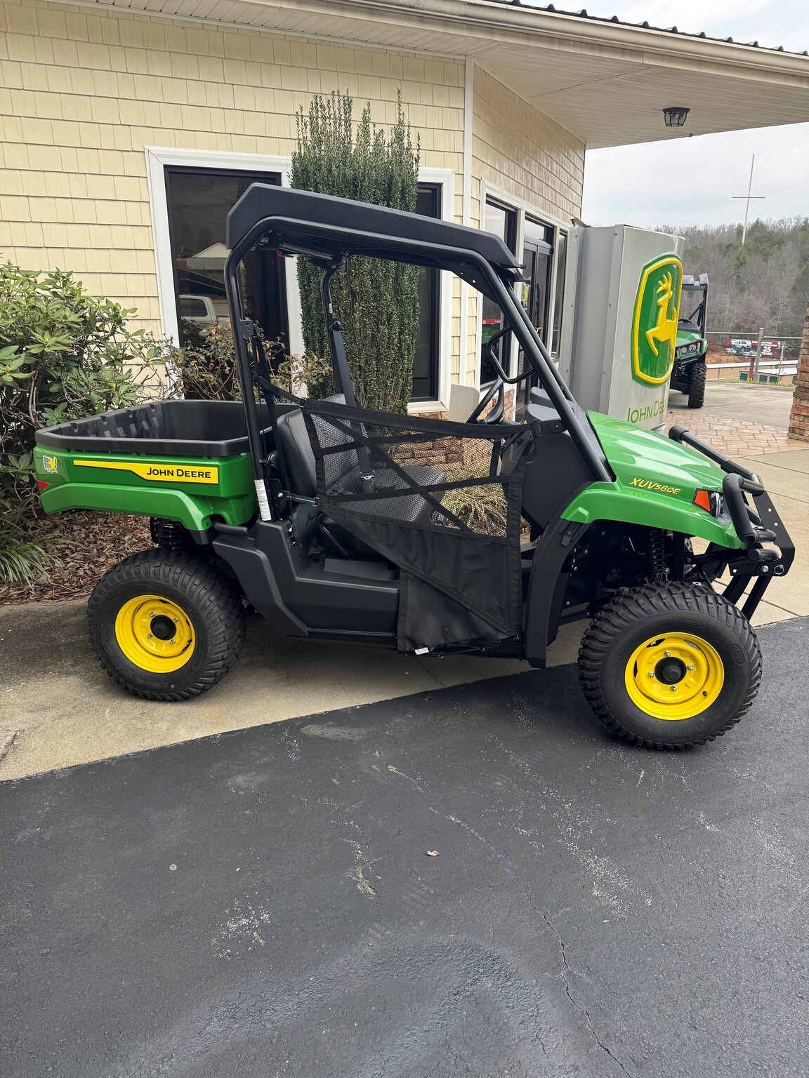 2025 John Deere XUV560E Image 2