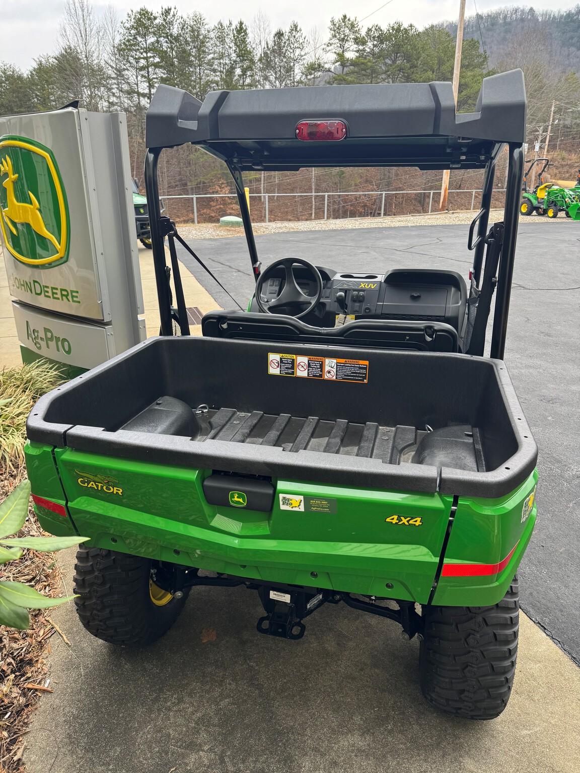 2025 John Deere XUV560E Image 3