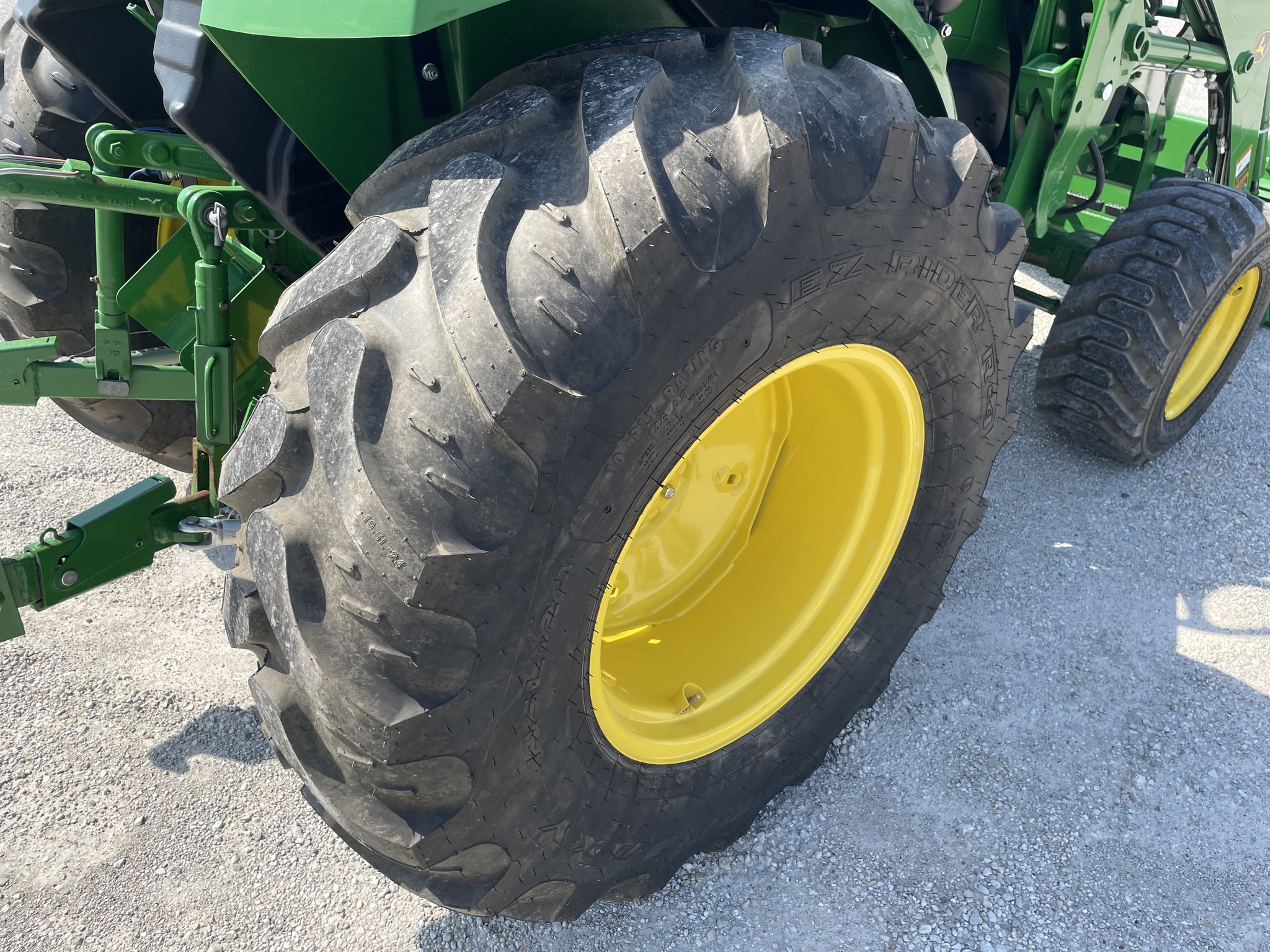 2022 John Deere 4066M Image 13