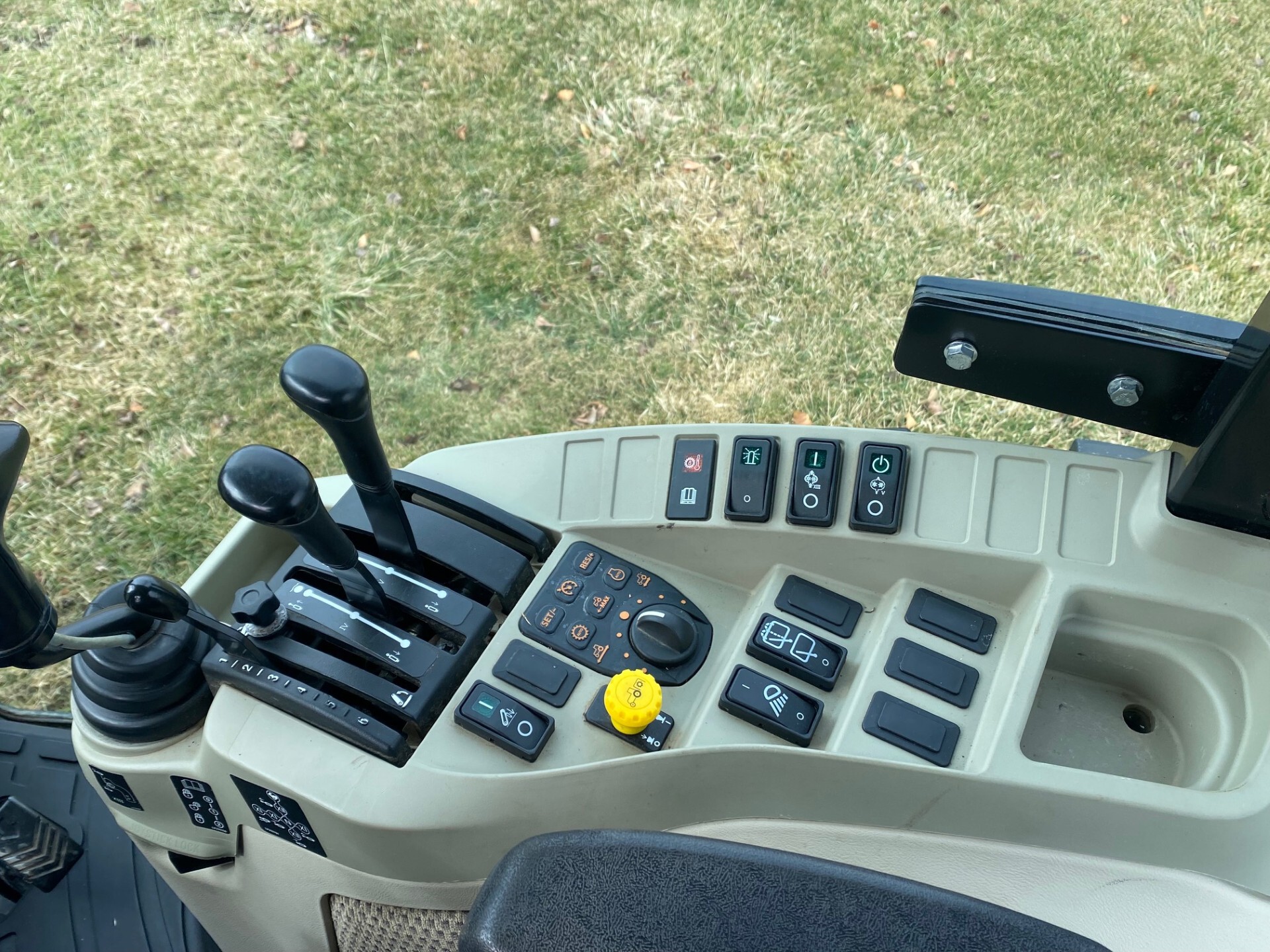 2018 John Deere 4066R Image 8