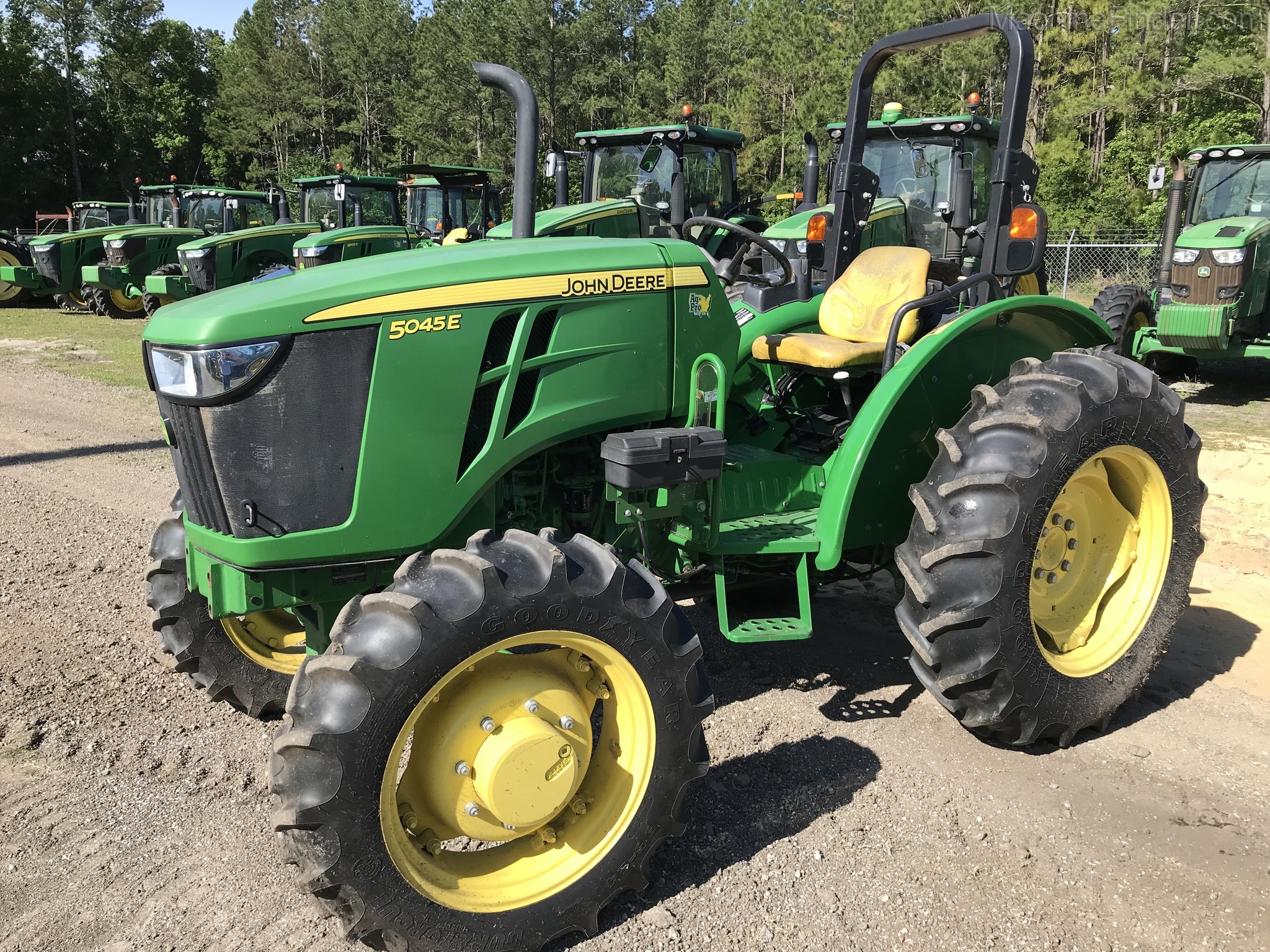 2017 John Deere 5045E Image 2