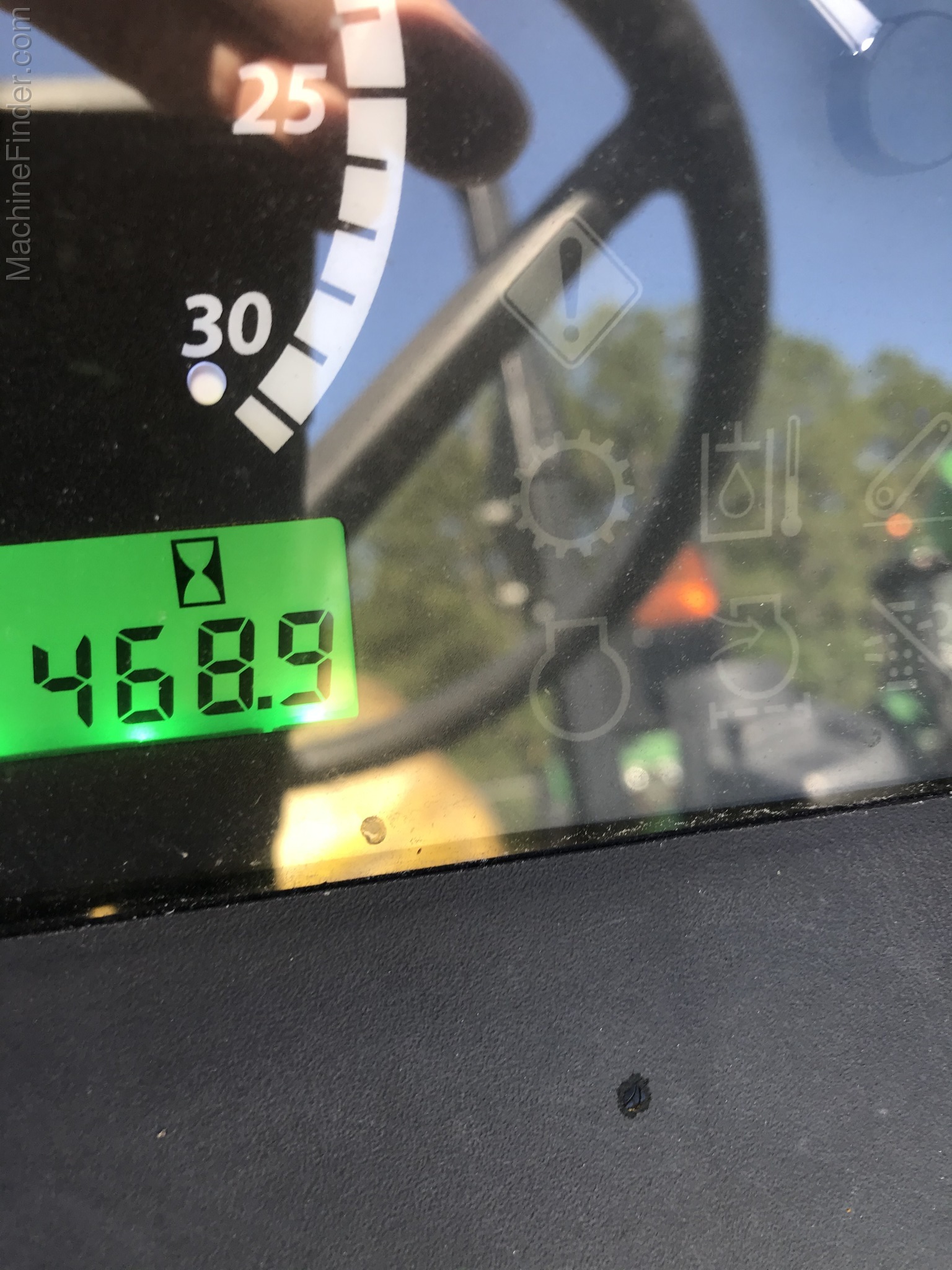 2017 John Deere 5045E Image 9