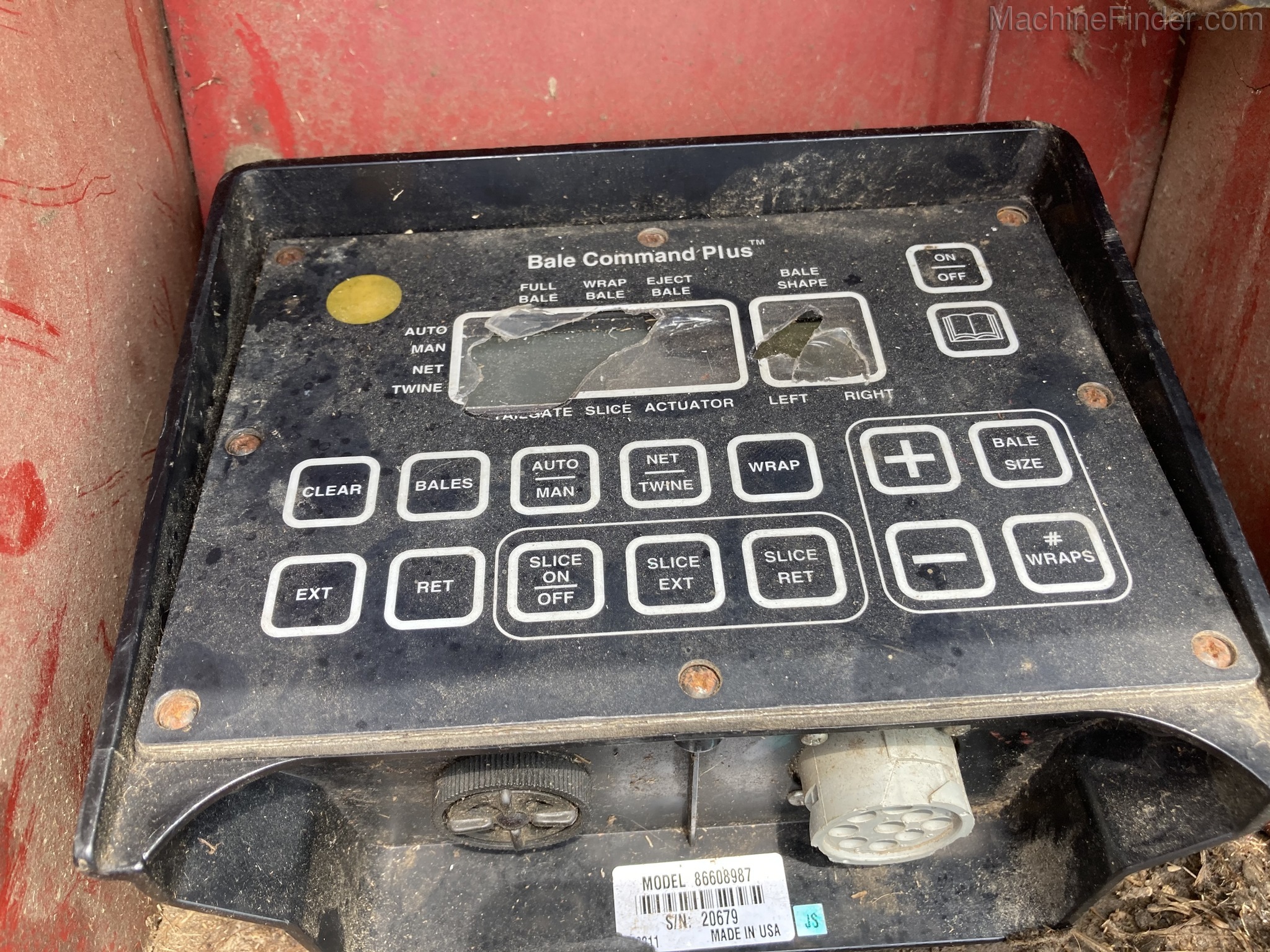 2000 New Holland 688 Image 6