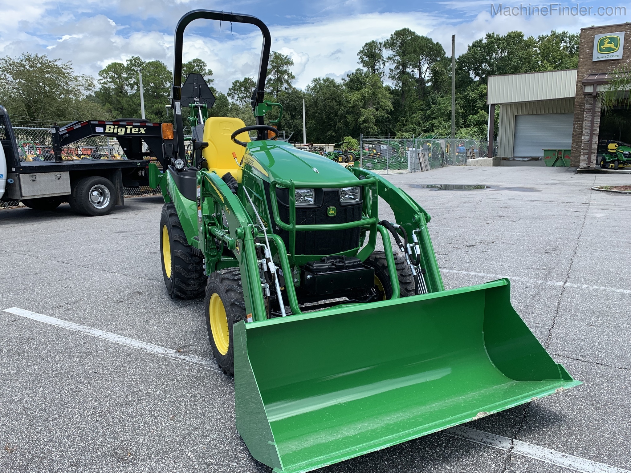 2020 John Deere 2025R Image 7