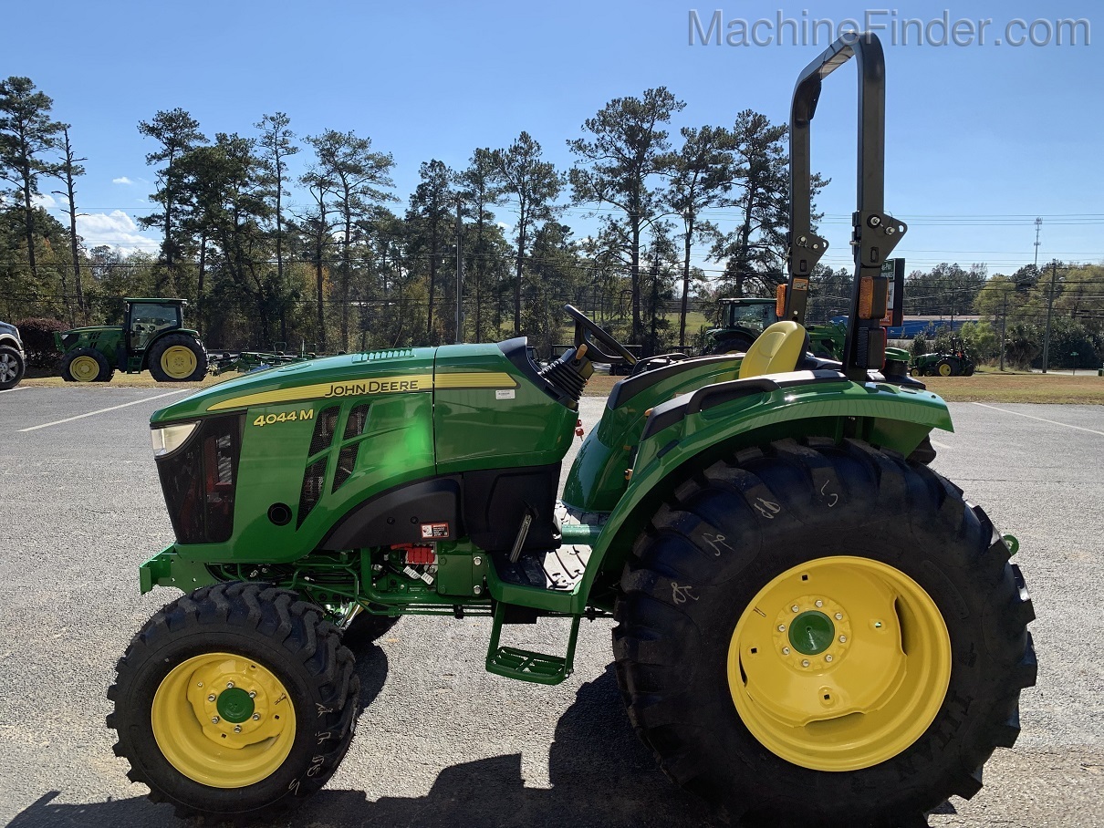 2021 John Deere 4044M Image 4