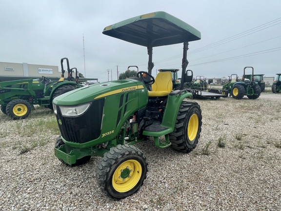 2017 John Deere 3033R Image 3