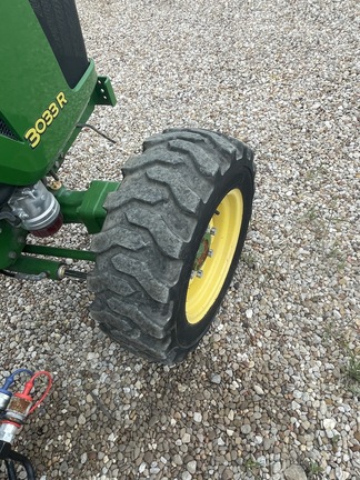 2017 John Deere 3033R Image 4