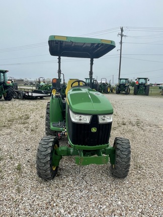 2017 John Deere 3033R Image 2