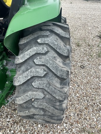 2017 John Deere 3033R Image 5