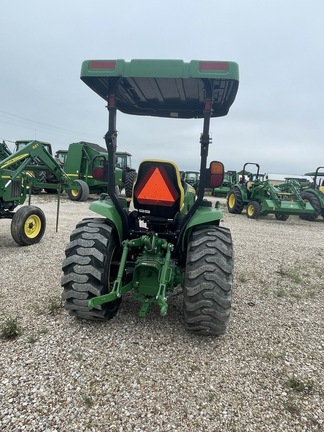 2017 John Deere 3033R Image 6