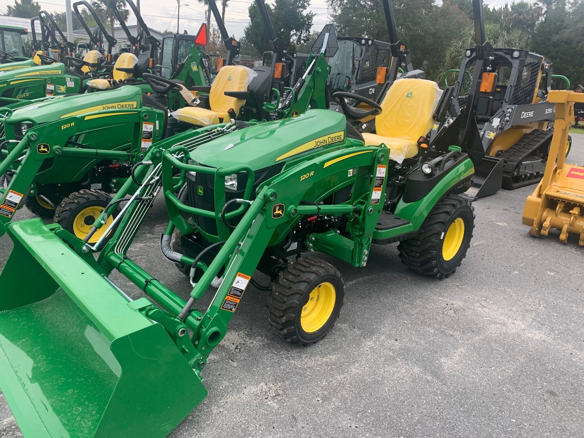 2023 John Deere 1025R Image 1