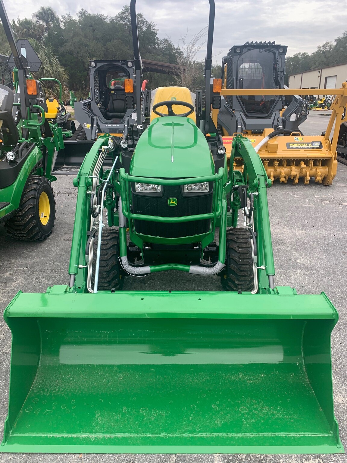 2023 John Deere 1025R Image 2