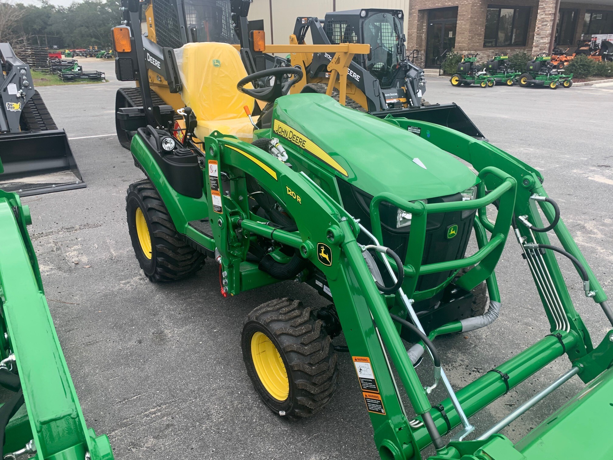 2023 John Deere 1025R Image 3