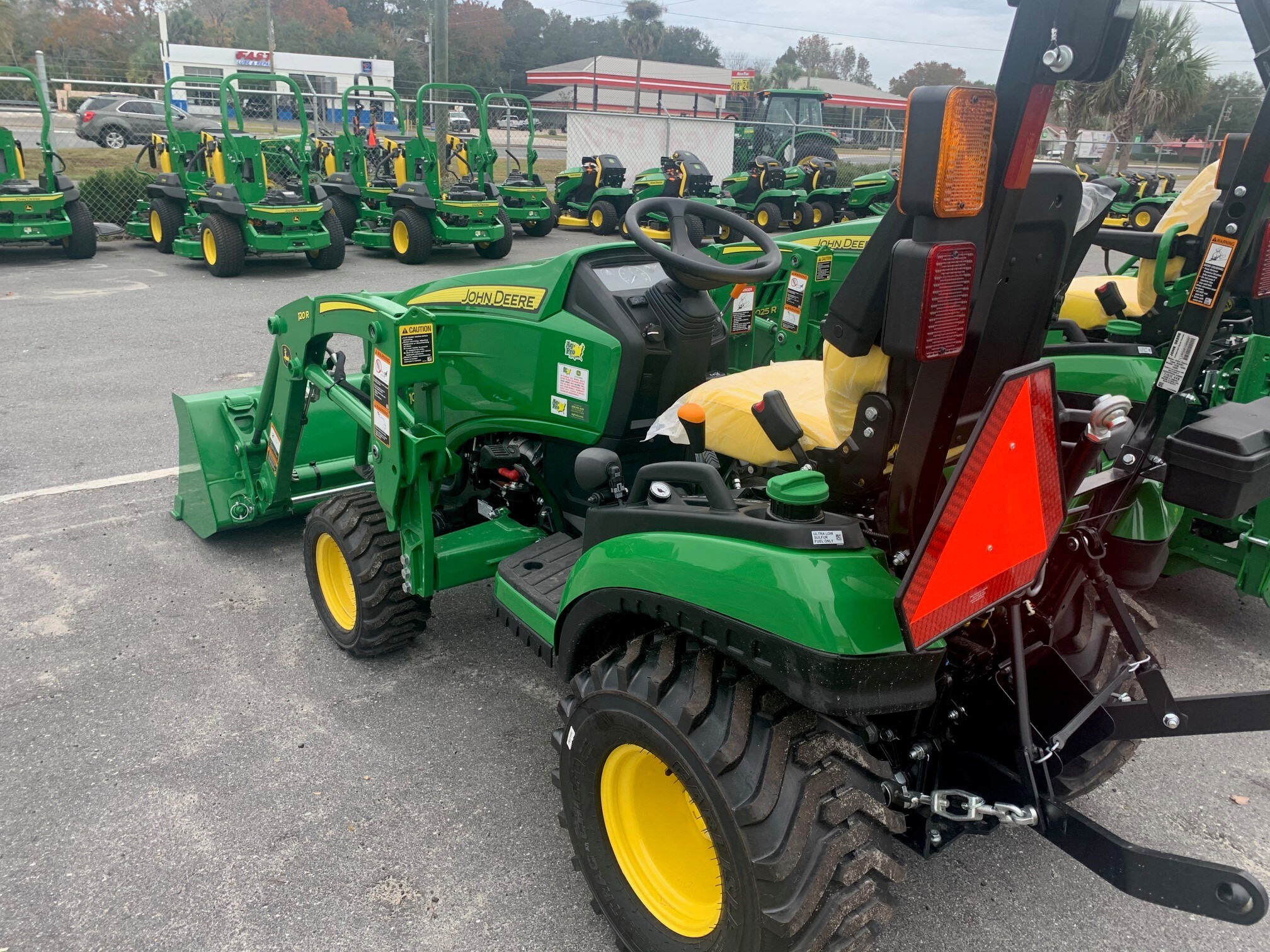 2023 John Deere 1025R Image 6