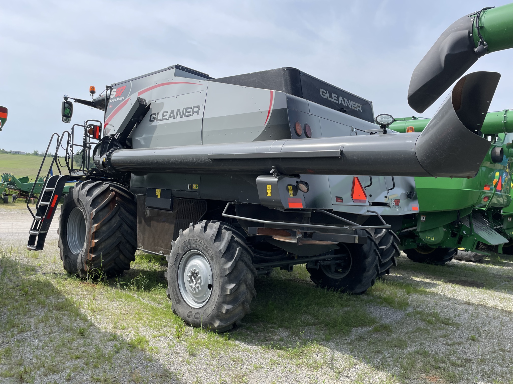 2021 Gleaner S97 Image 4