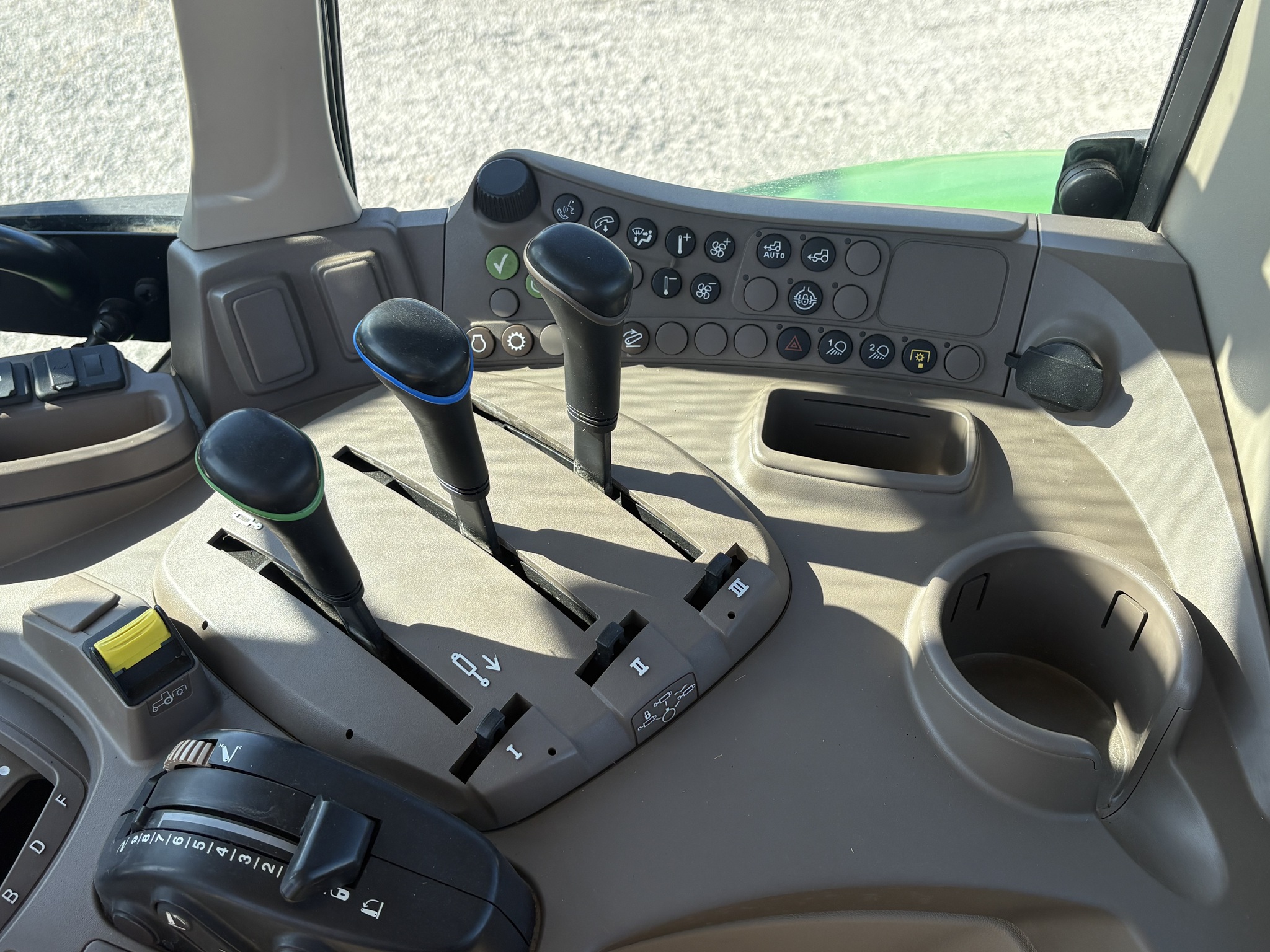 2022 John Deere 6120M Image 22