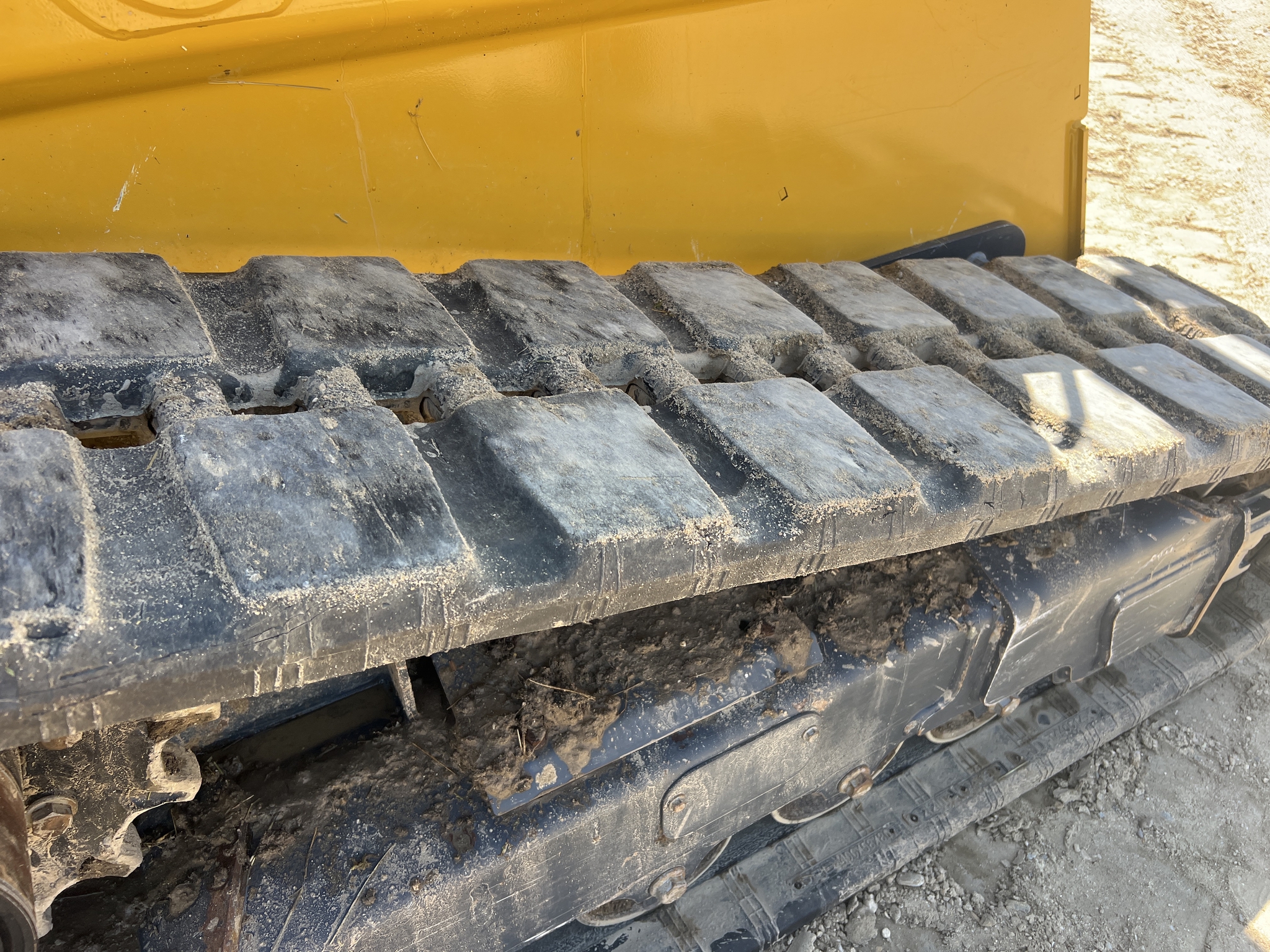 2022 John Deere 331G Image 12