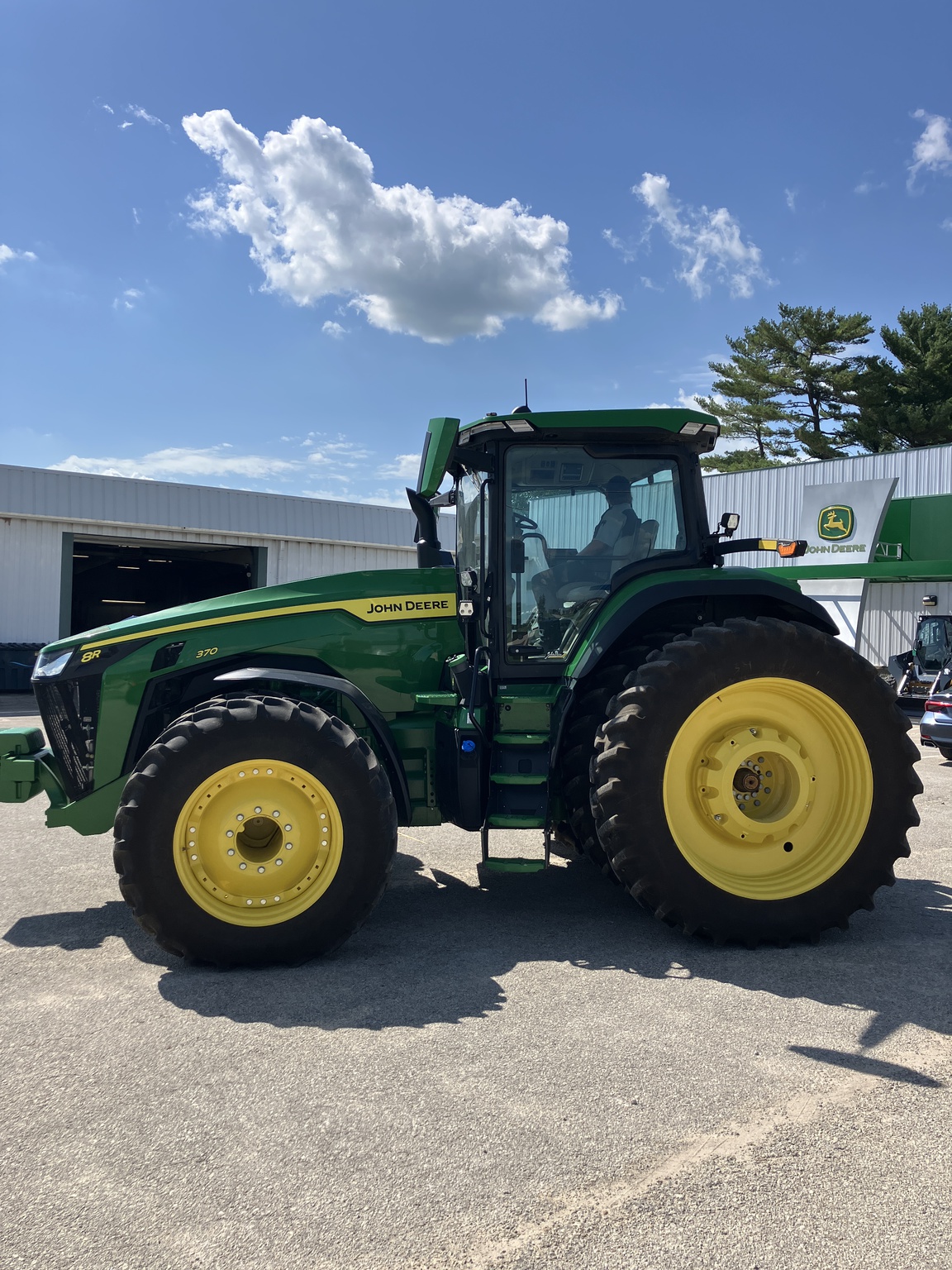 2024 John Deere 8R 370 Image 2