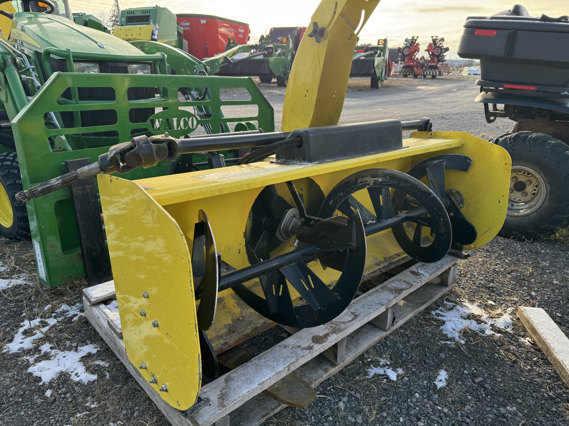 2013 John Deere 1025R Image 2