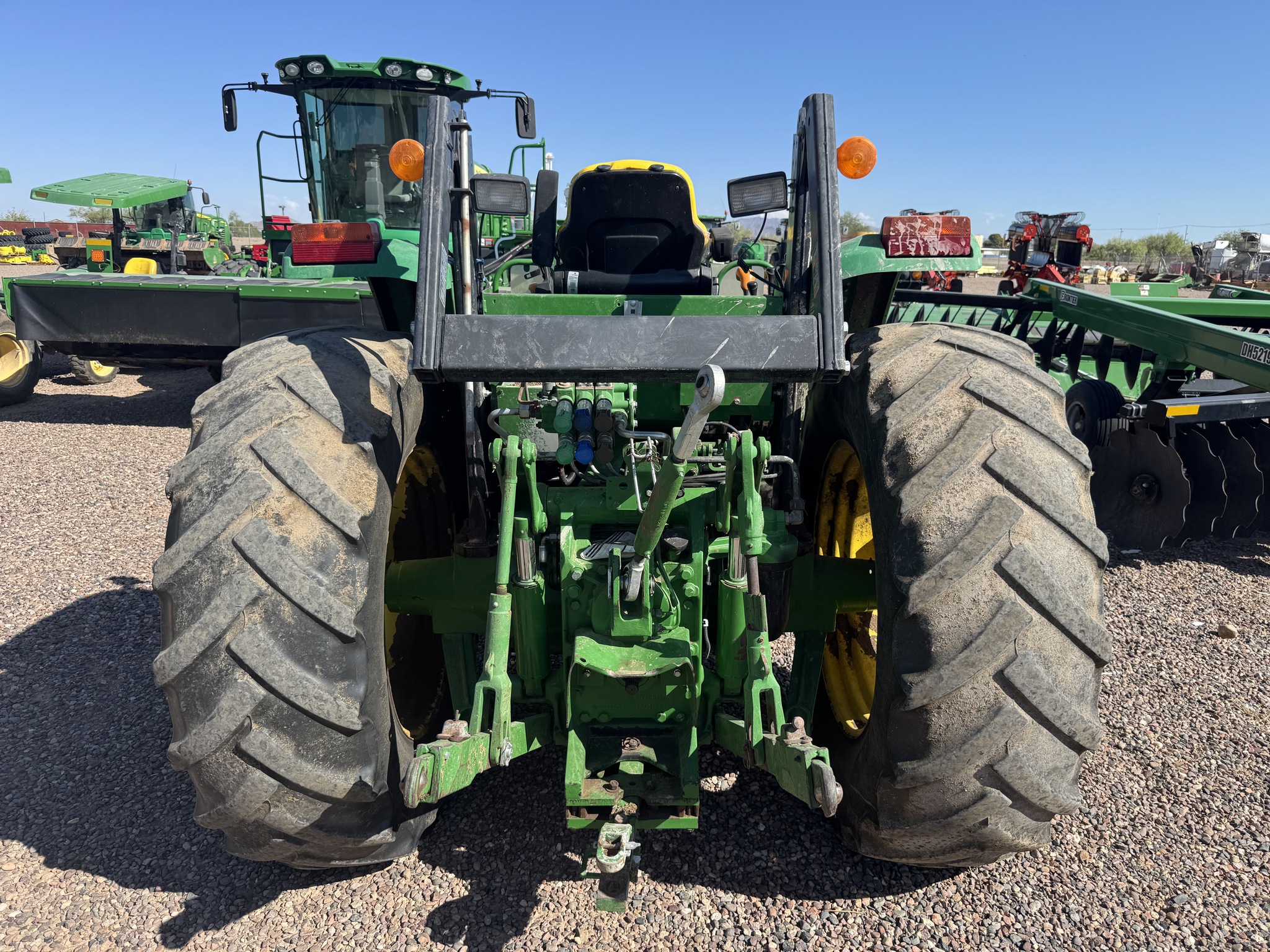 2020 John Deere 6105E Image 4