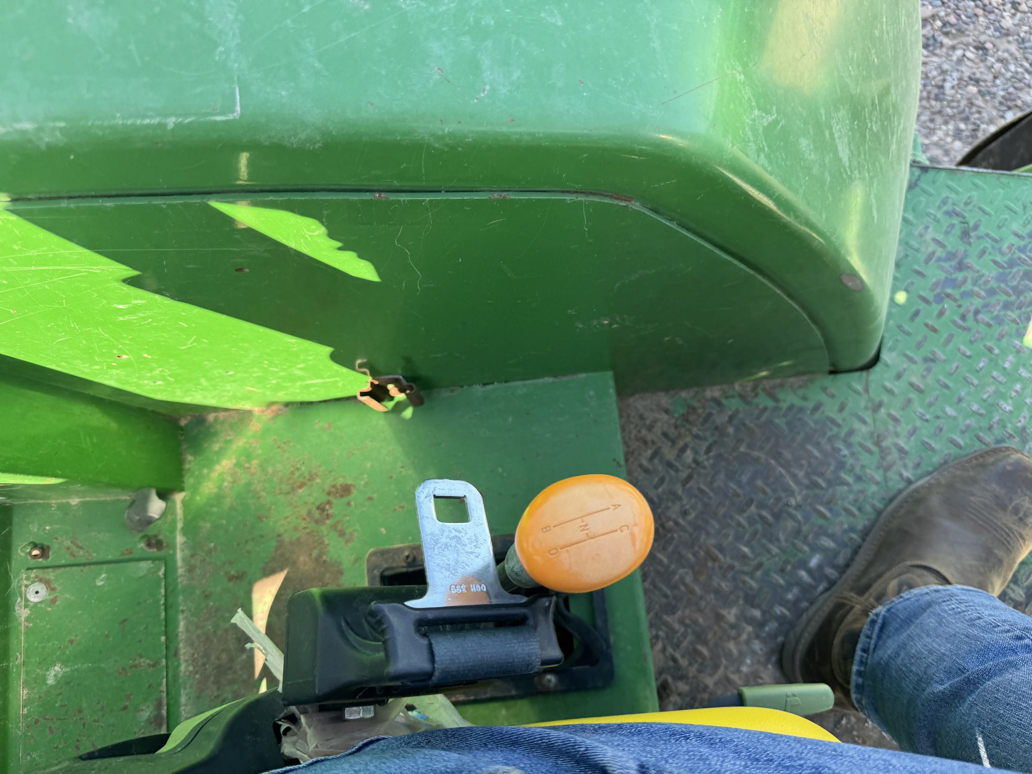 2020 John Deere 6105E Image 10