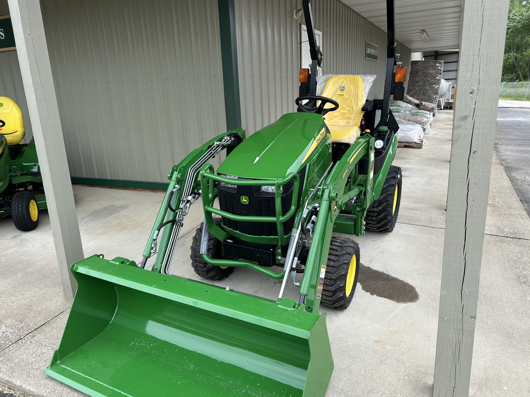 2025 John Deere 1025R Image 1
