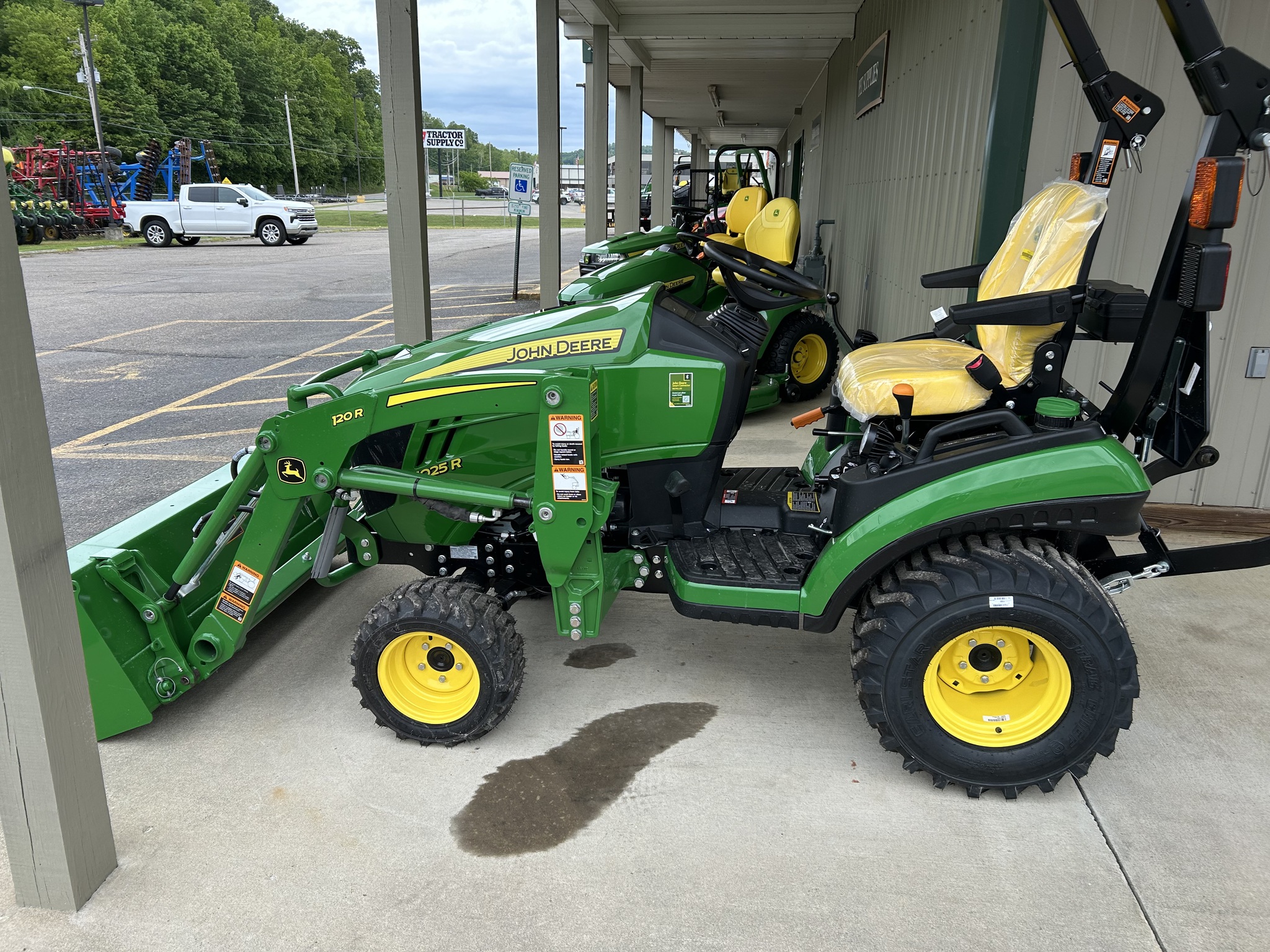 2025 John Deere 1025R Image 2