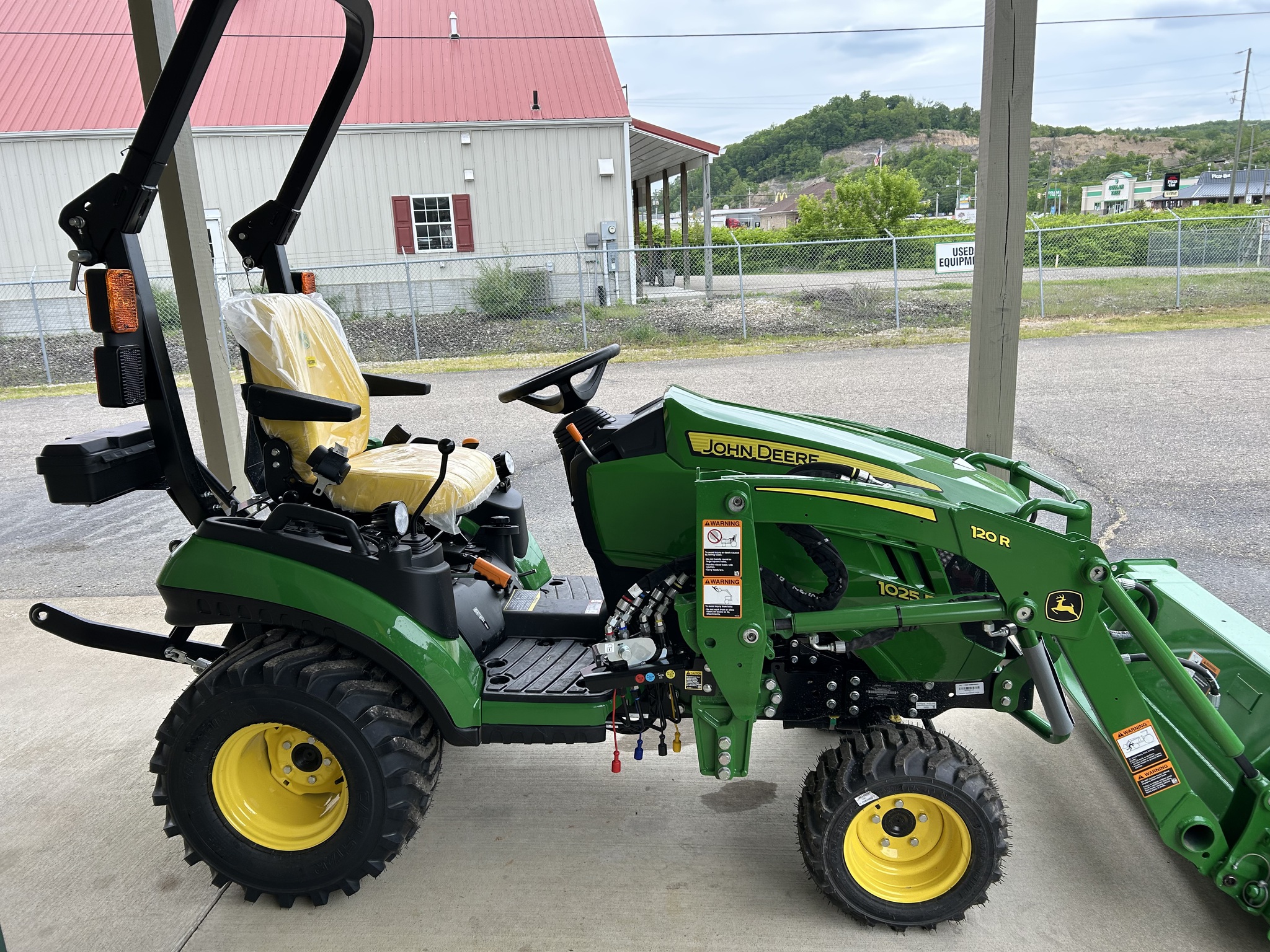 2025 John Deere 1025R Image 6