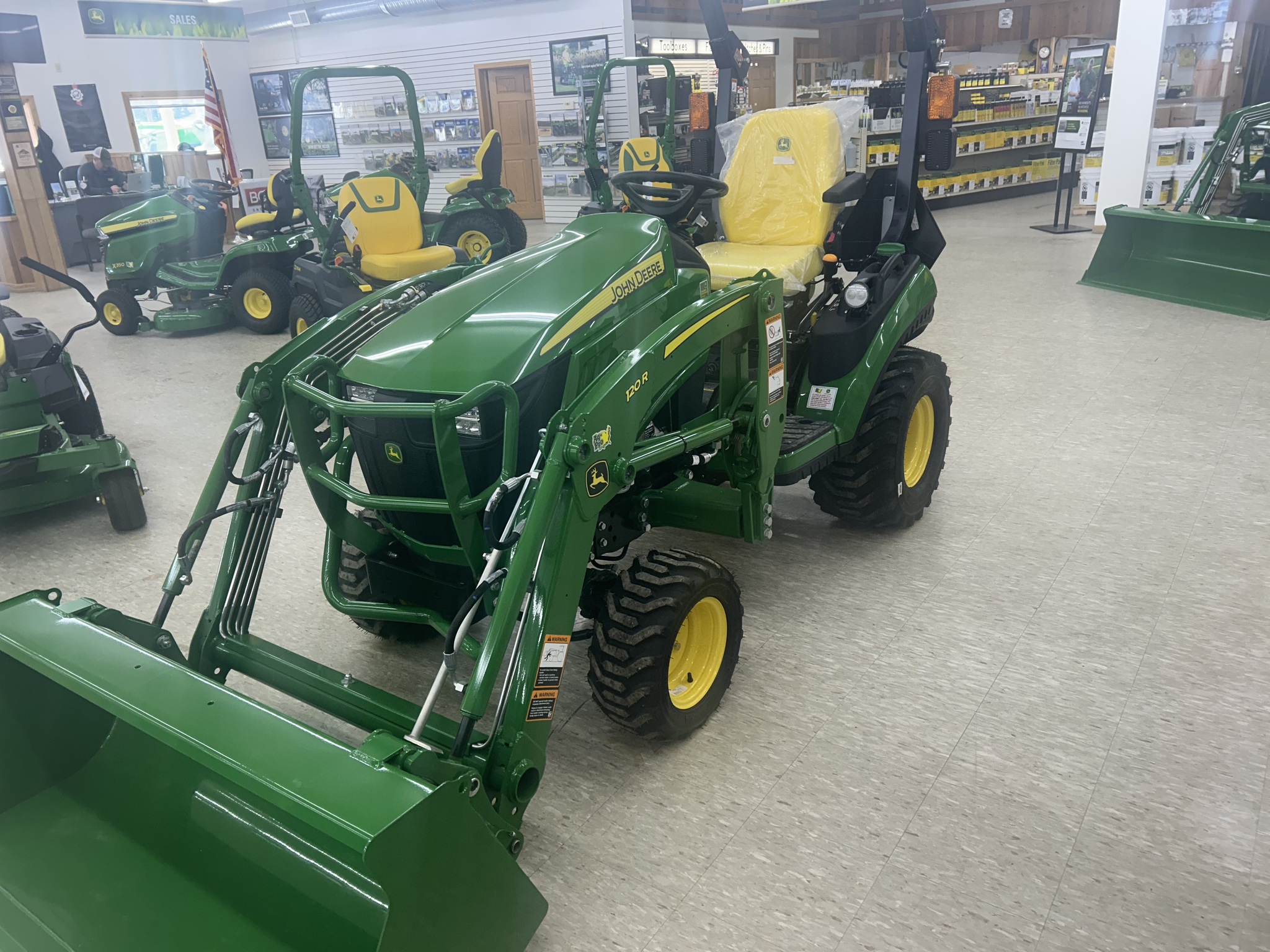 2025 John Deere 1025R Image 2
