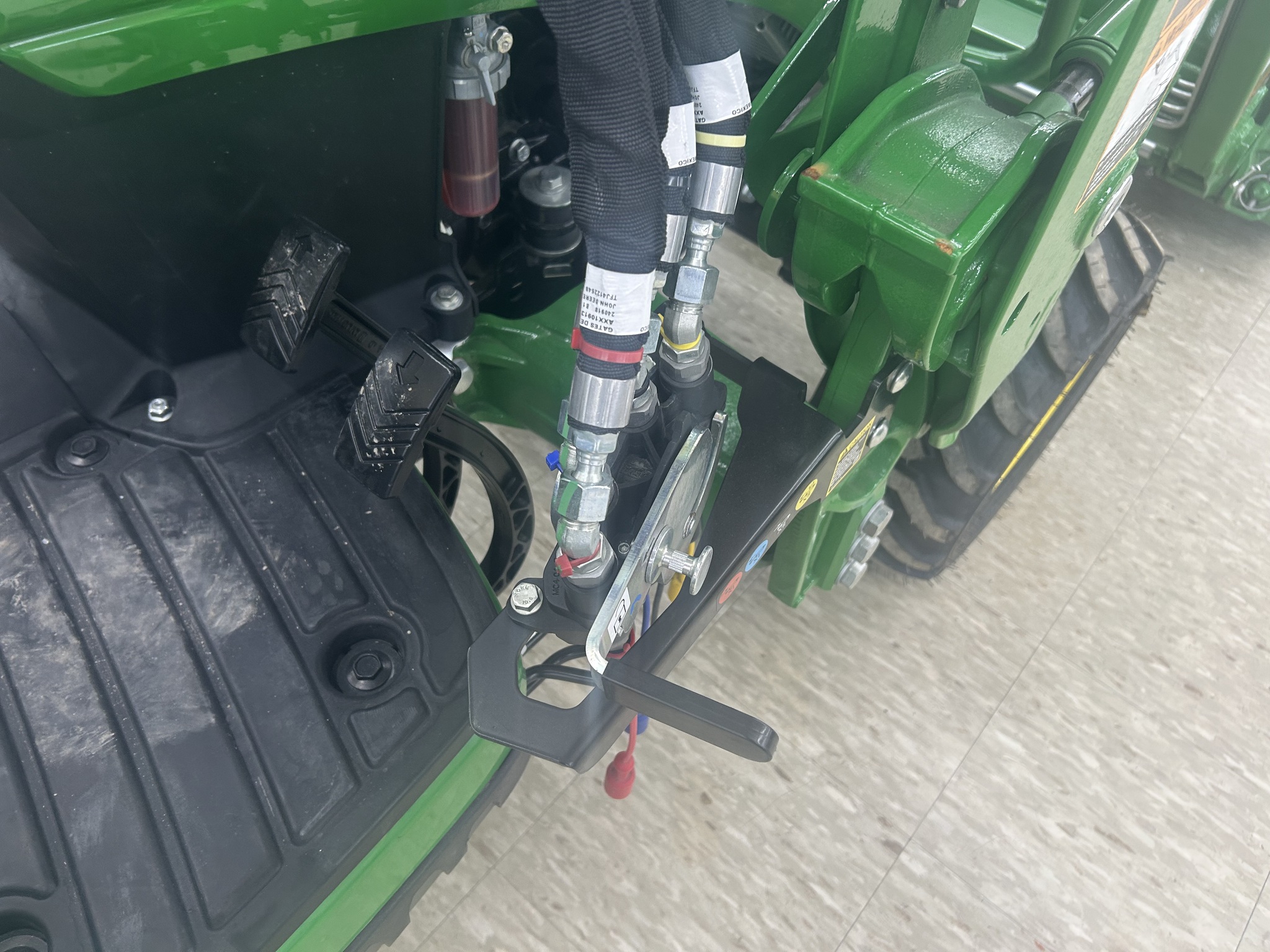 2025 John Deere 1025R Image 9