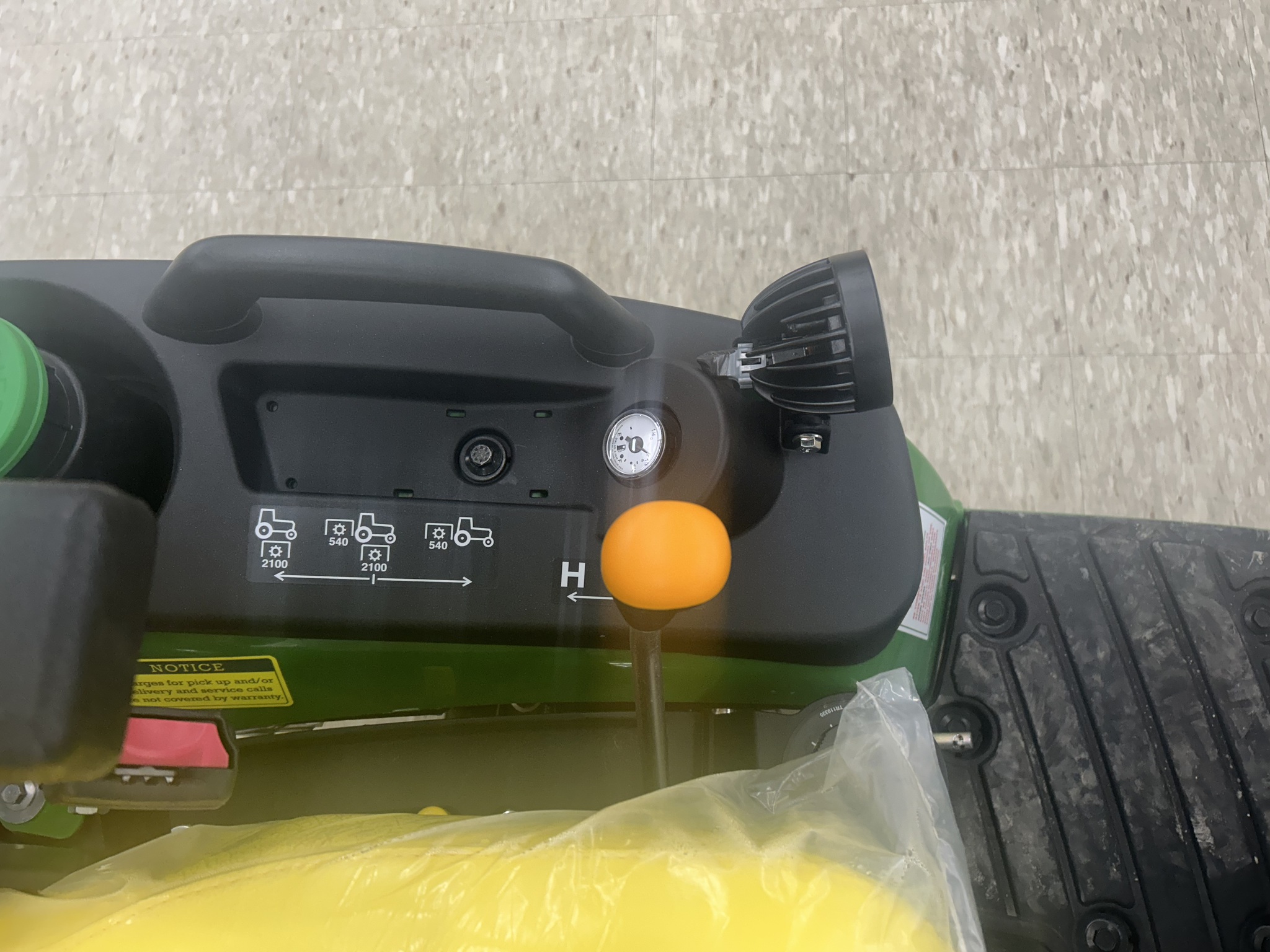 2025 John Deere 1025R Image 11